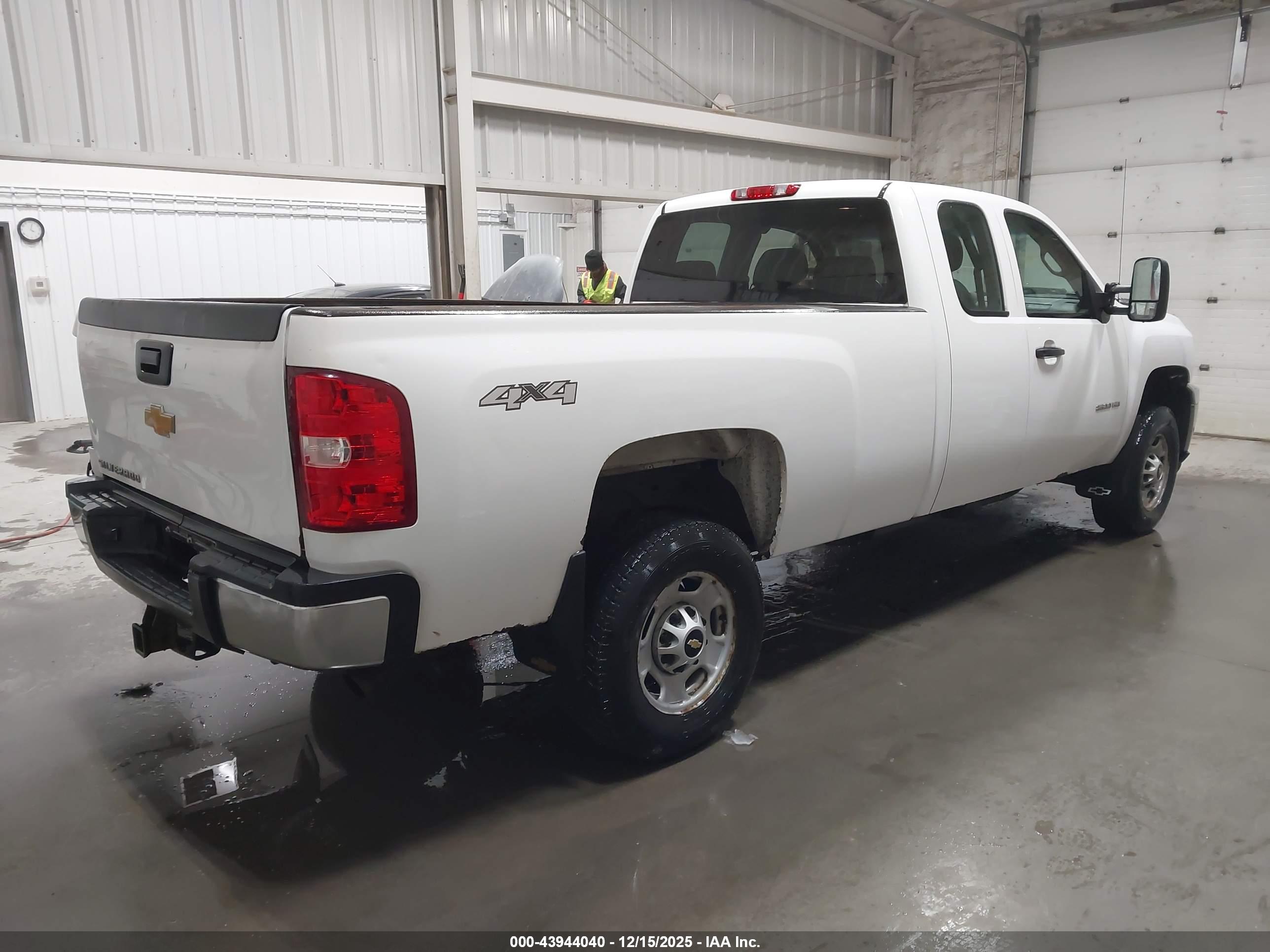 CHEVROLET SILVERADO image 4