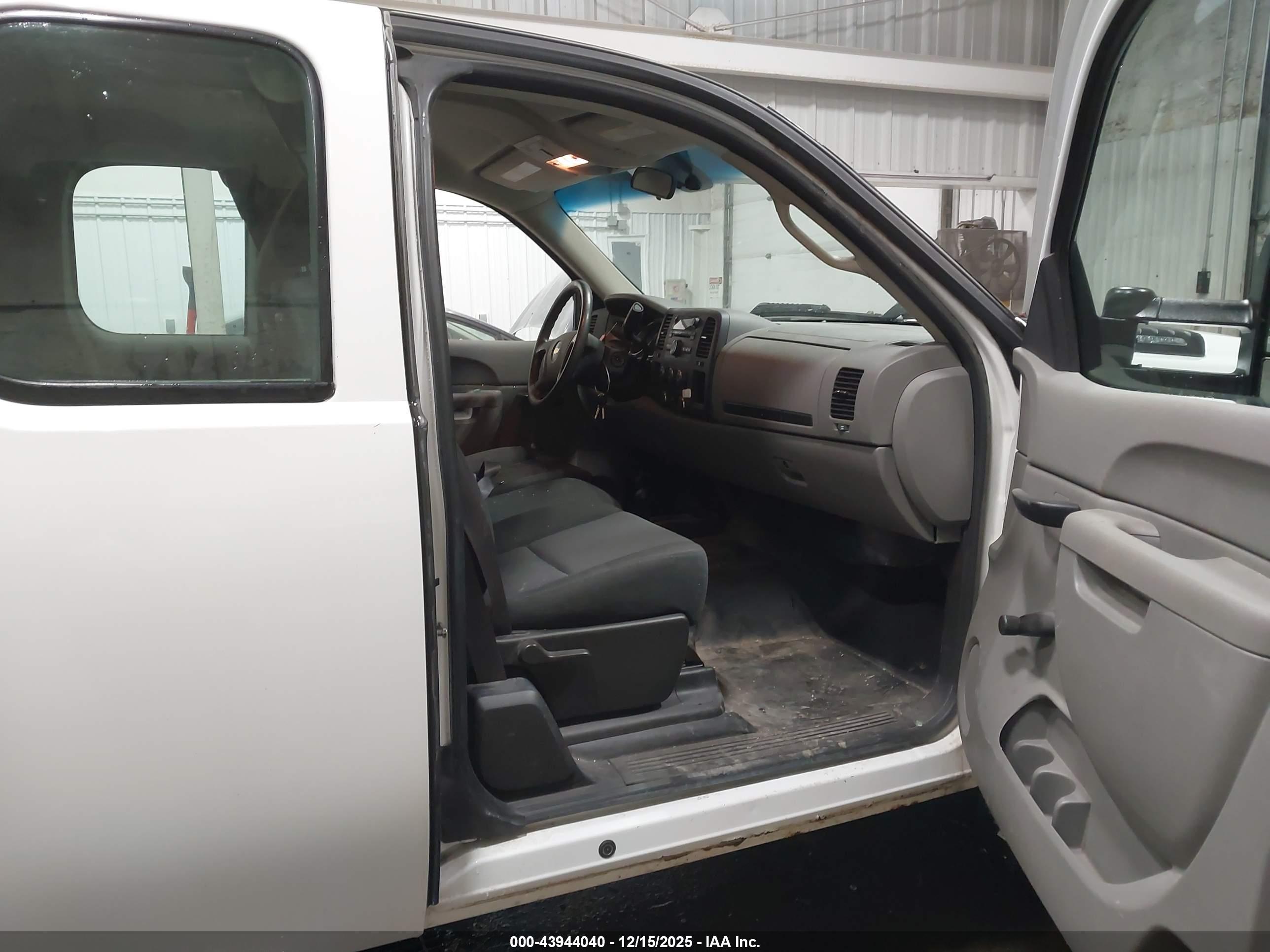 CHEVROLET SILVERADO image 5