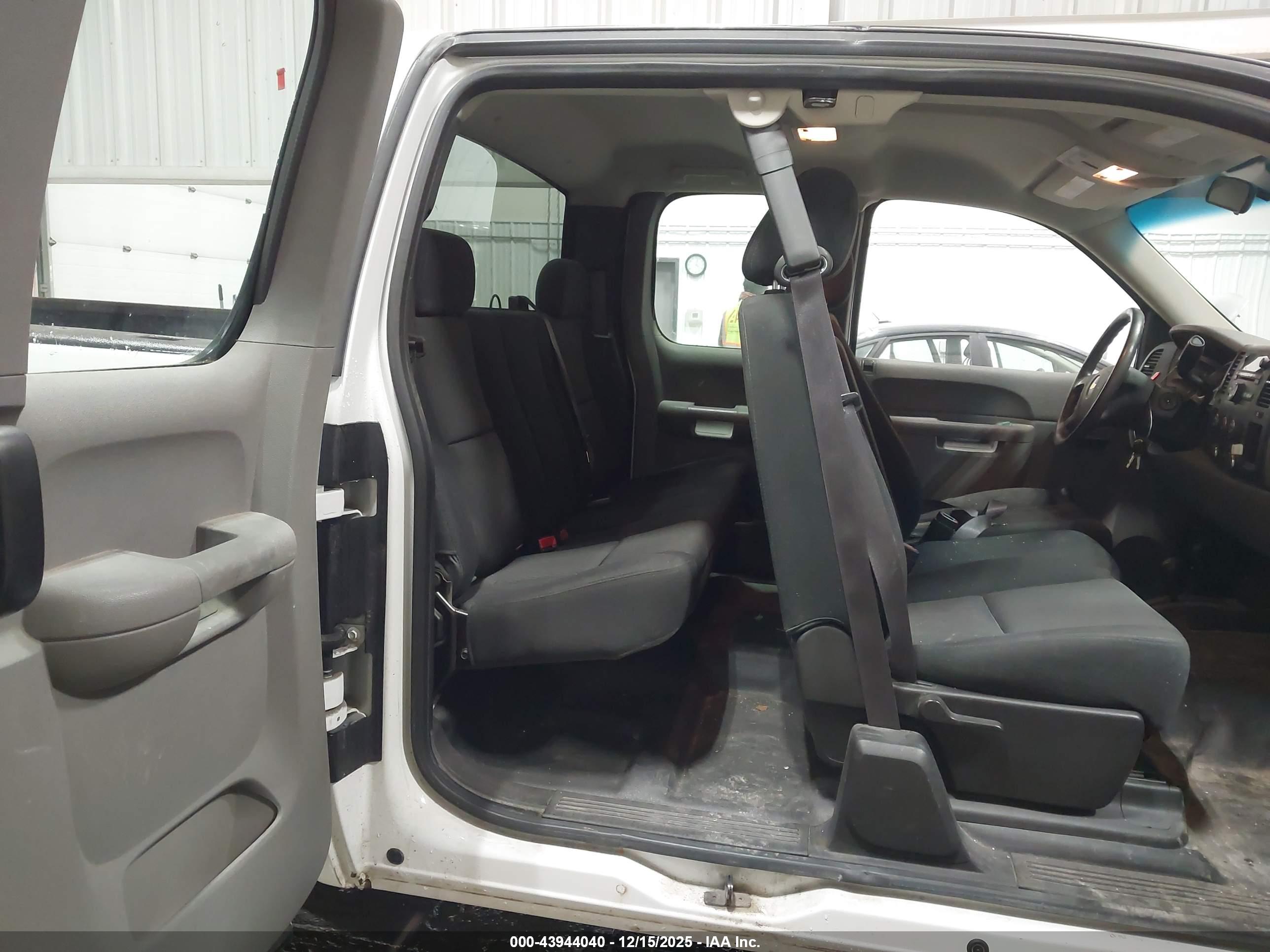CHEVROLET SILVERADO image 8