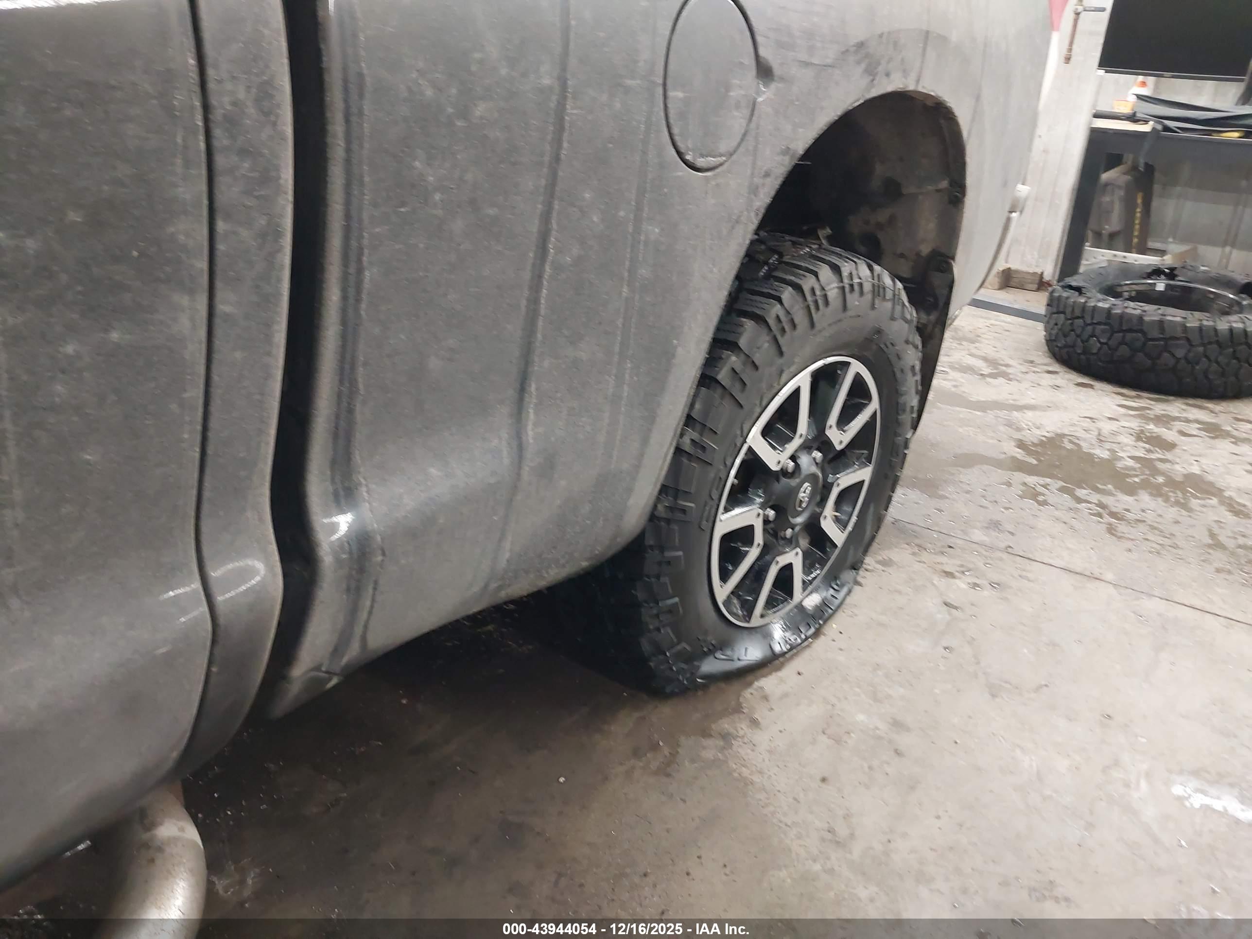 TOYOTA TUNDRA image 6