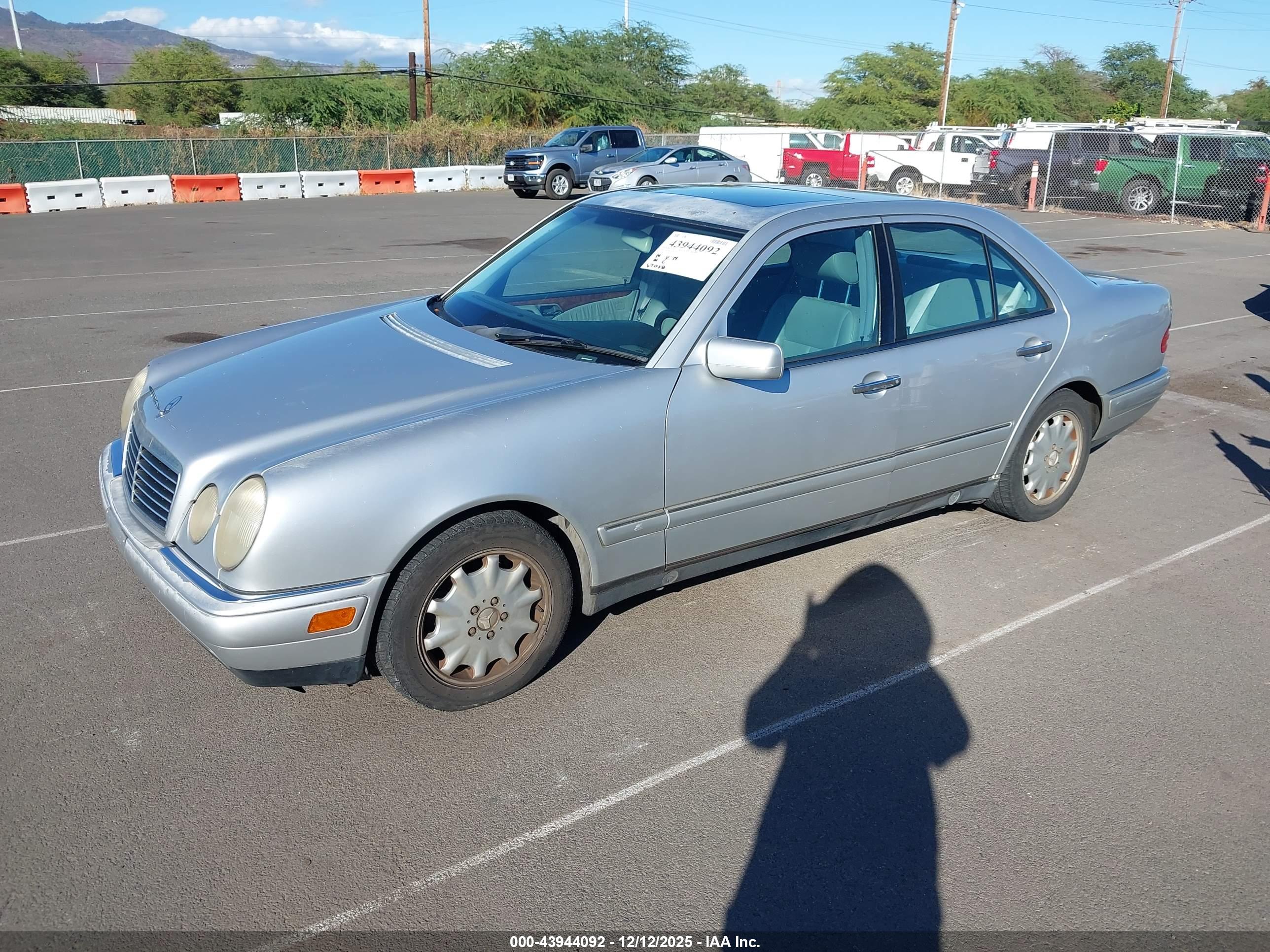 MERCEDES-BENZ E image 2