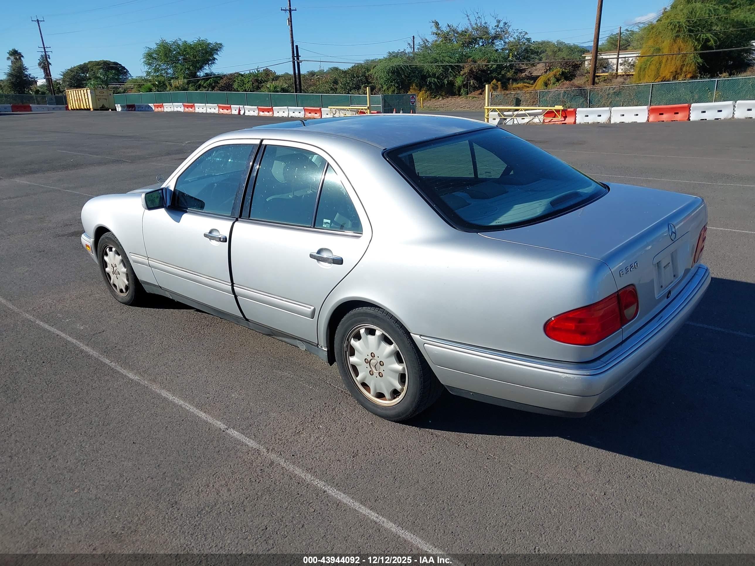 MERCEDES-BENZ E image 3