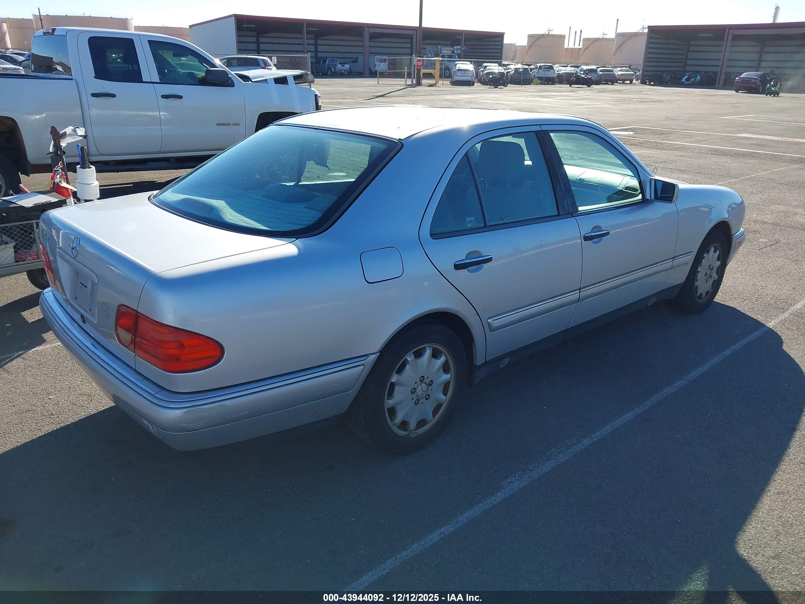 MERCEDES-BENZ E image 4