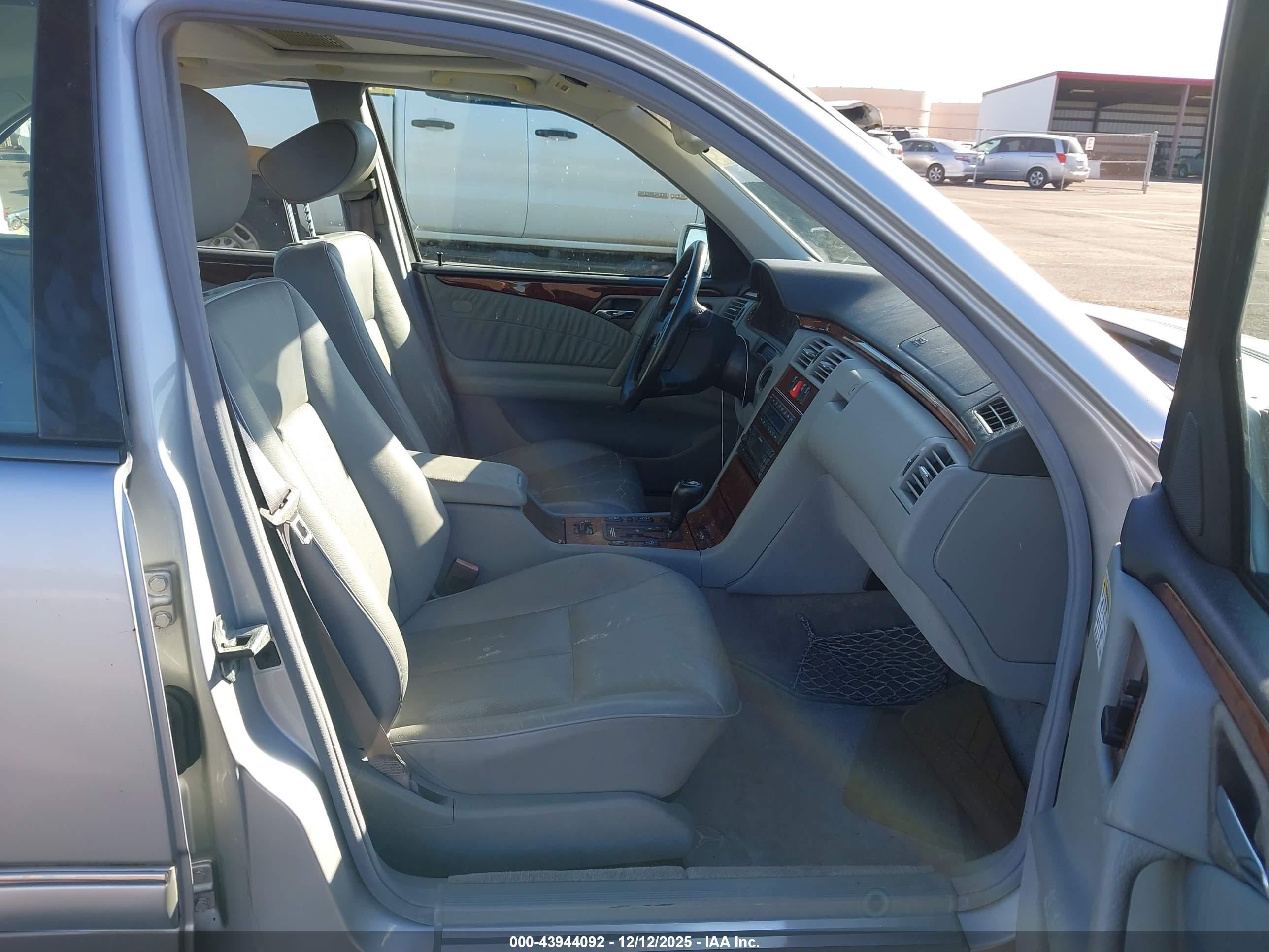 MERCEDES-BENZ E image 5