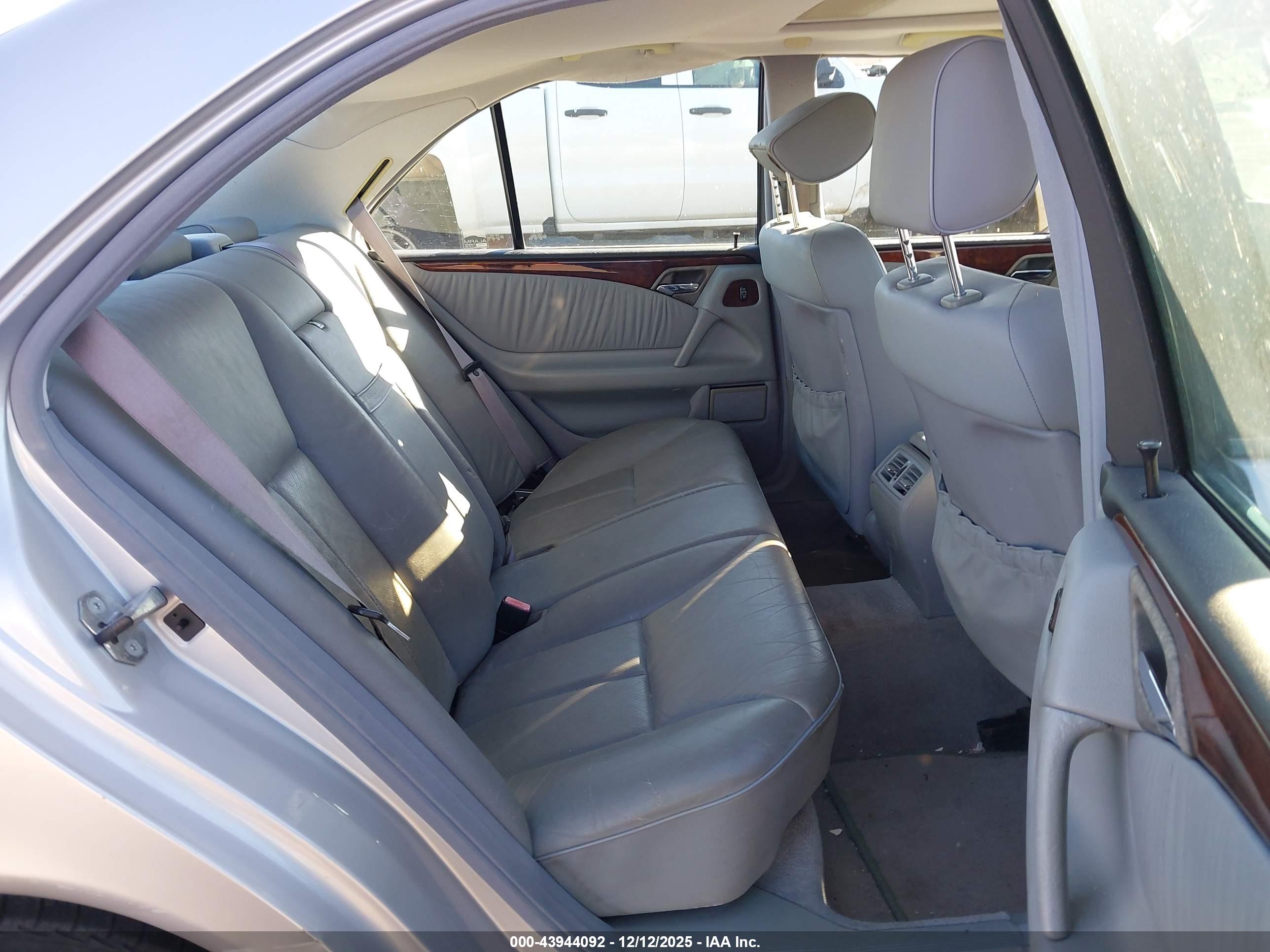 MERCEDES-BENZ E image 8