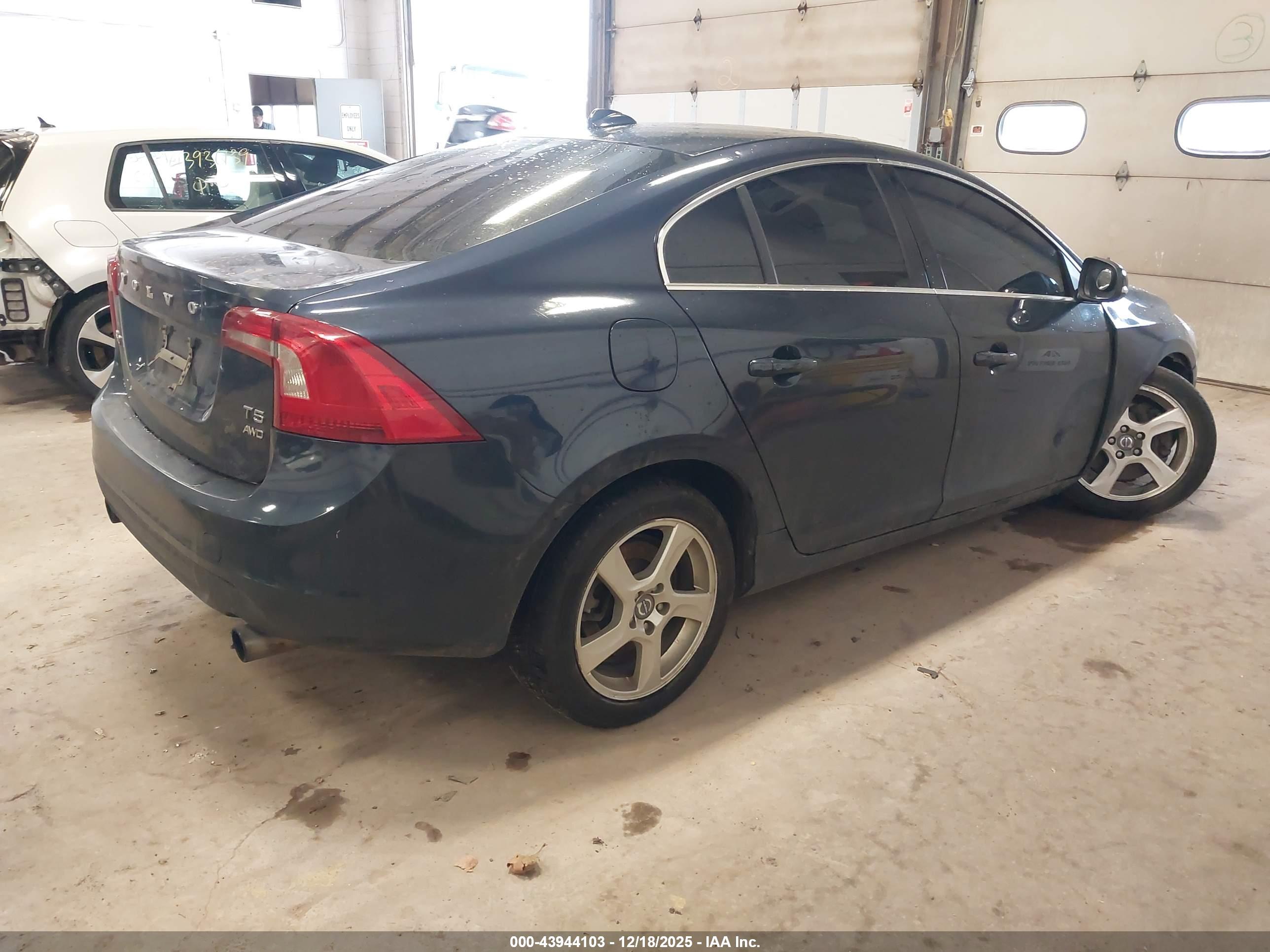 VOLVO S60 image 4