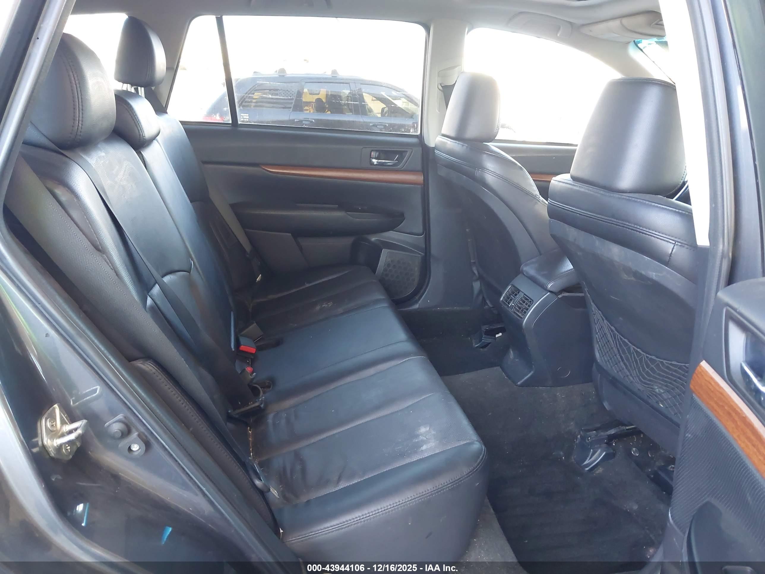 SUBARU OUTBACK image 8