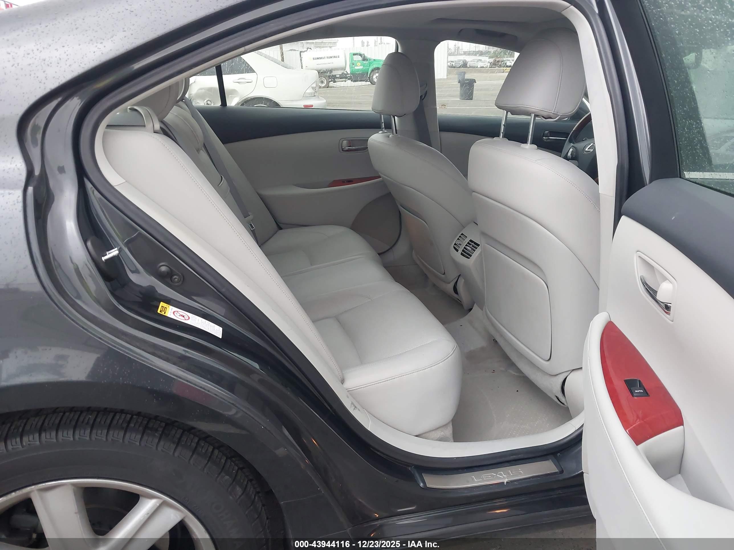 LEXUS ES image 8