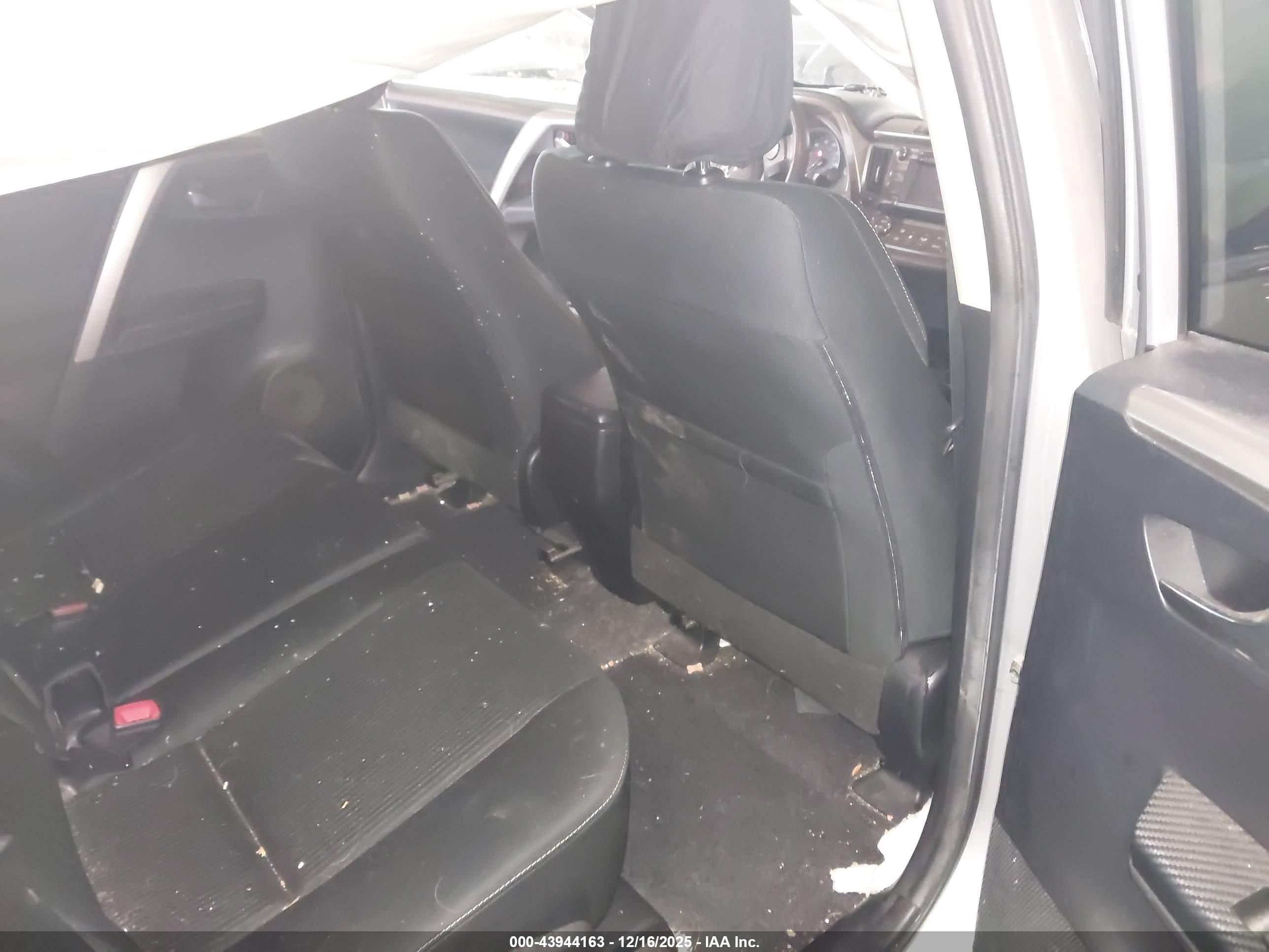TOYOTA RAV4 image 8