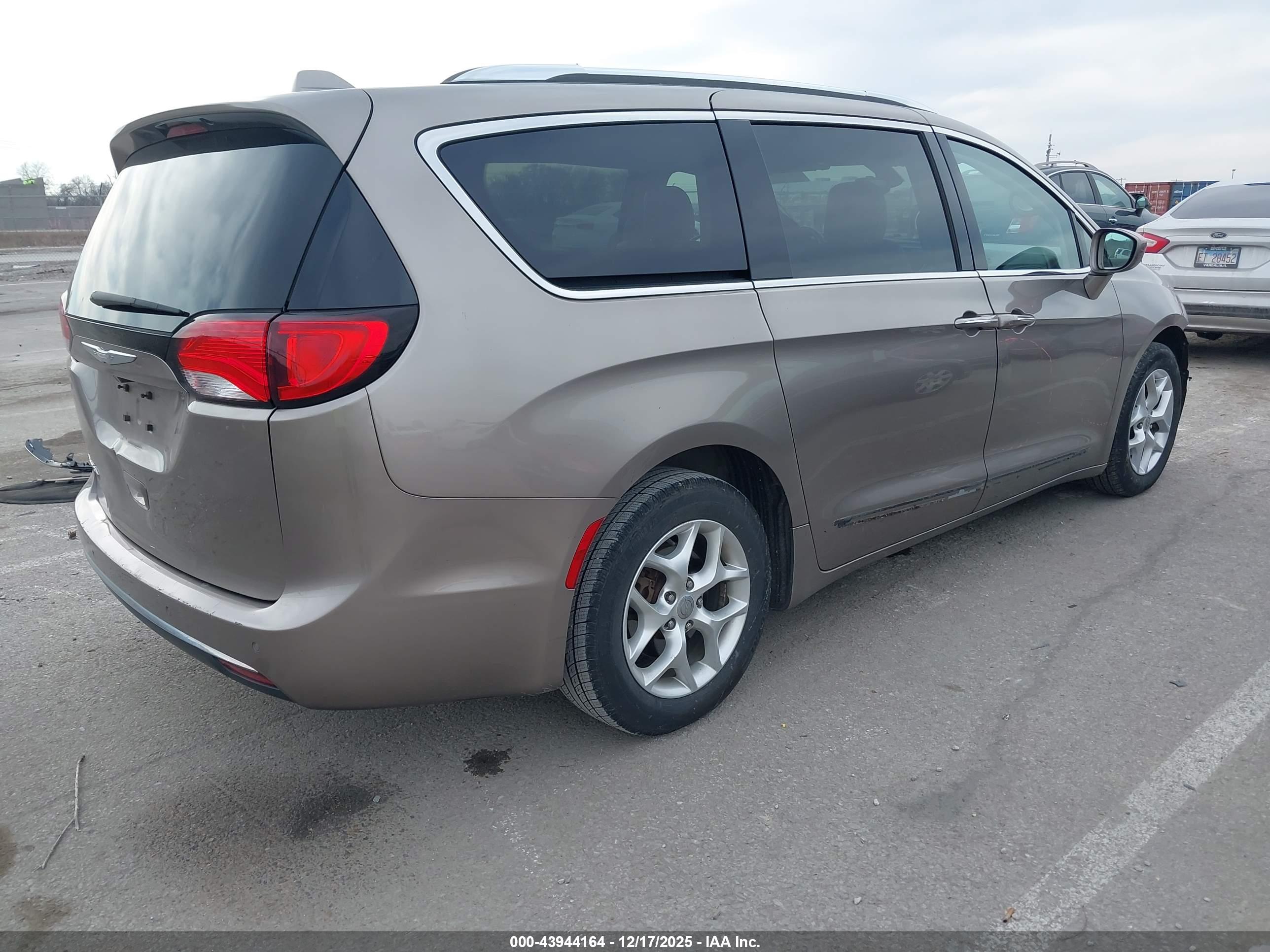 CHRYSLER PACIFICA image 4