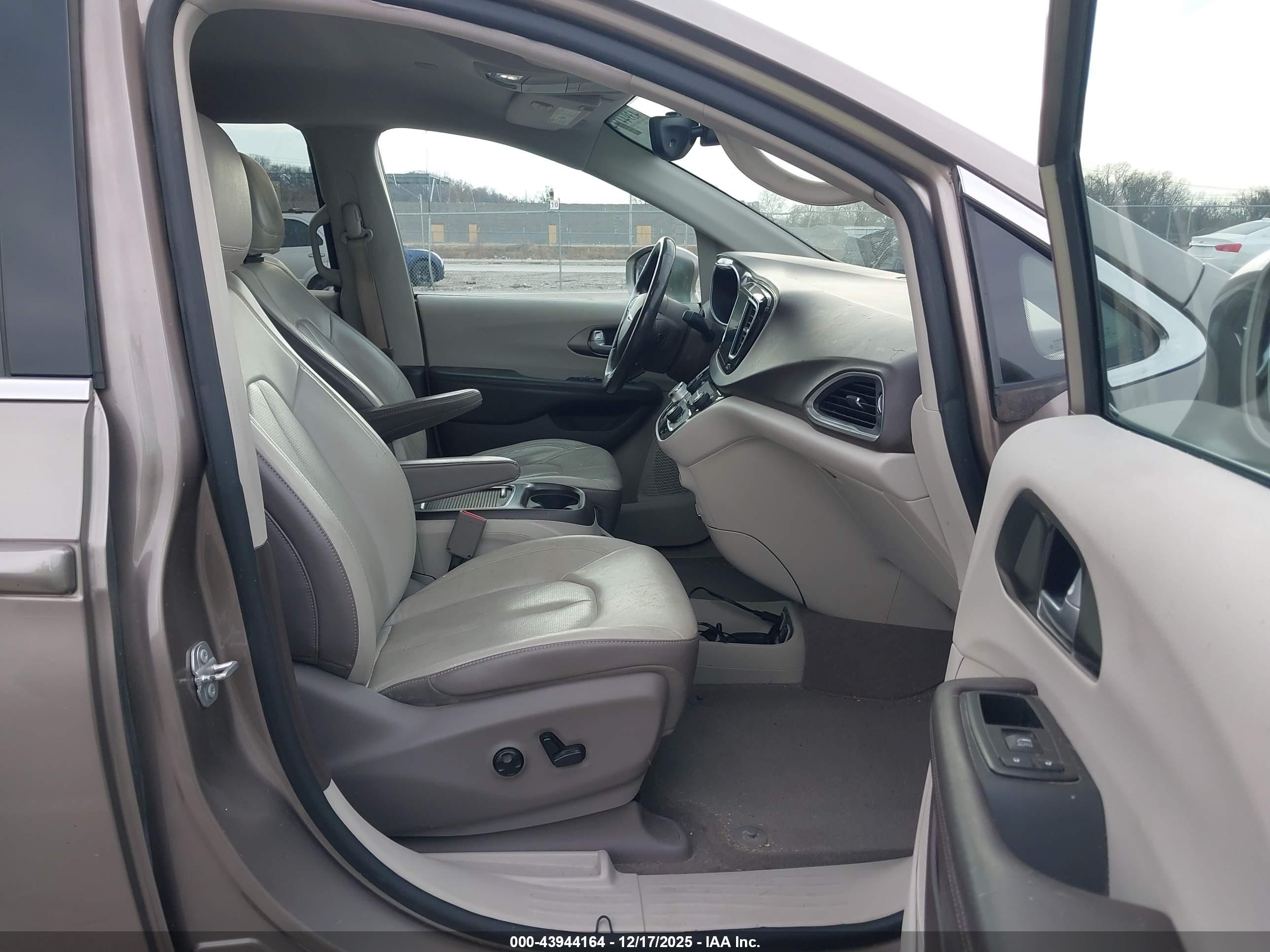 CHRYSLER PACIFICA image 5