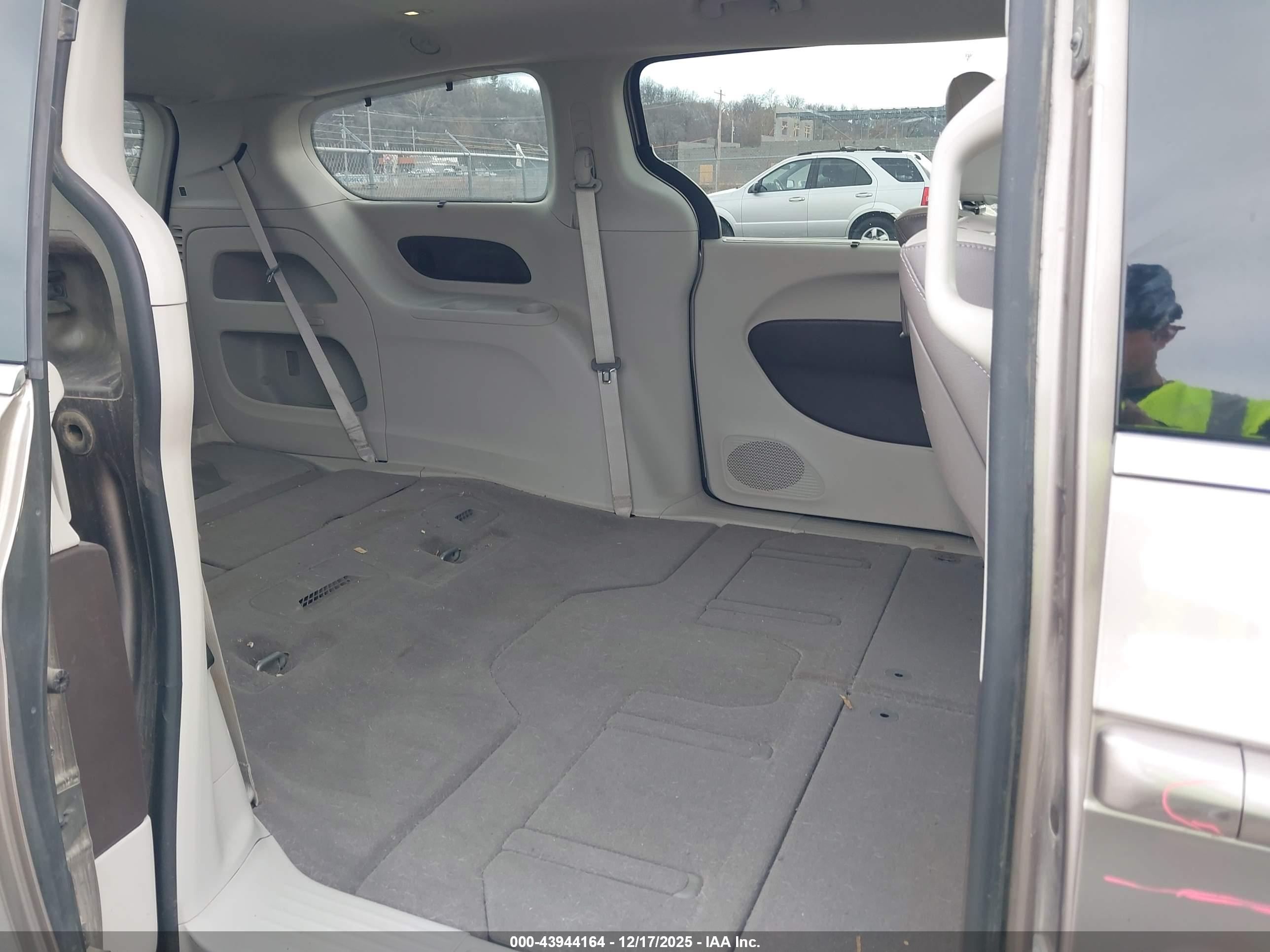 CHRYSLER PACIFICA image 8