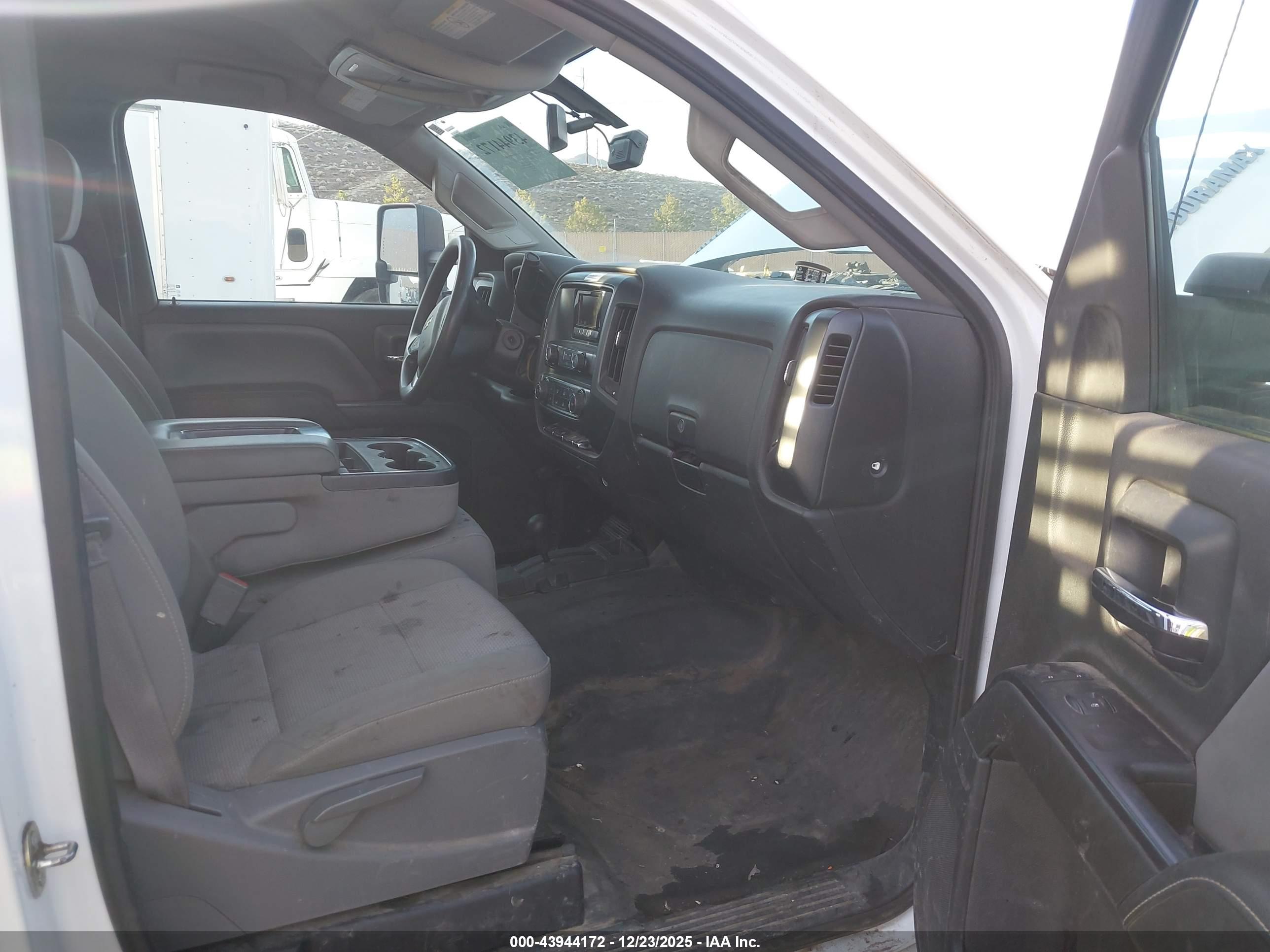 CHEVROLET SILVERADO image 8