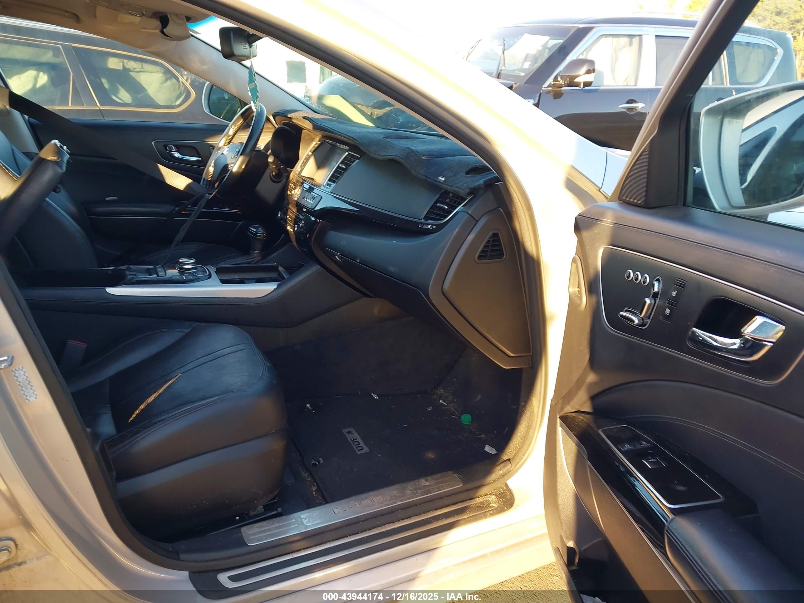 KIA K900 image 5