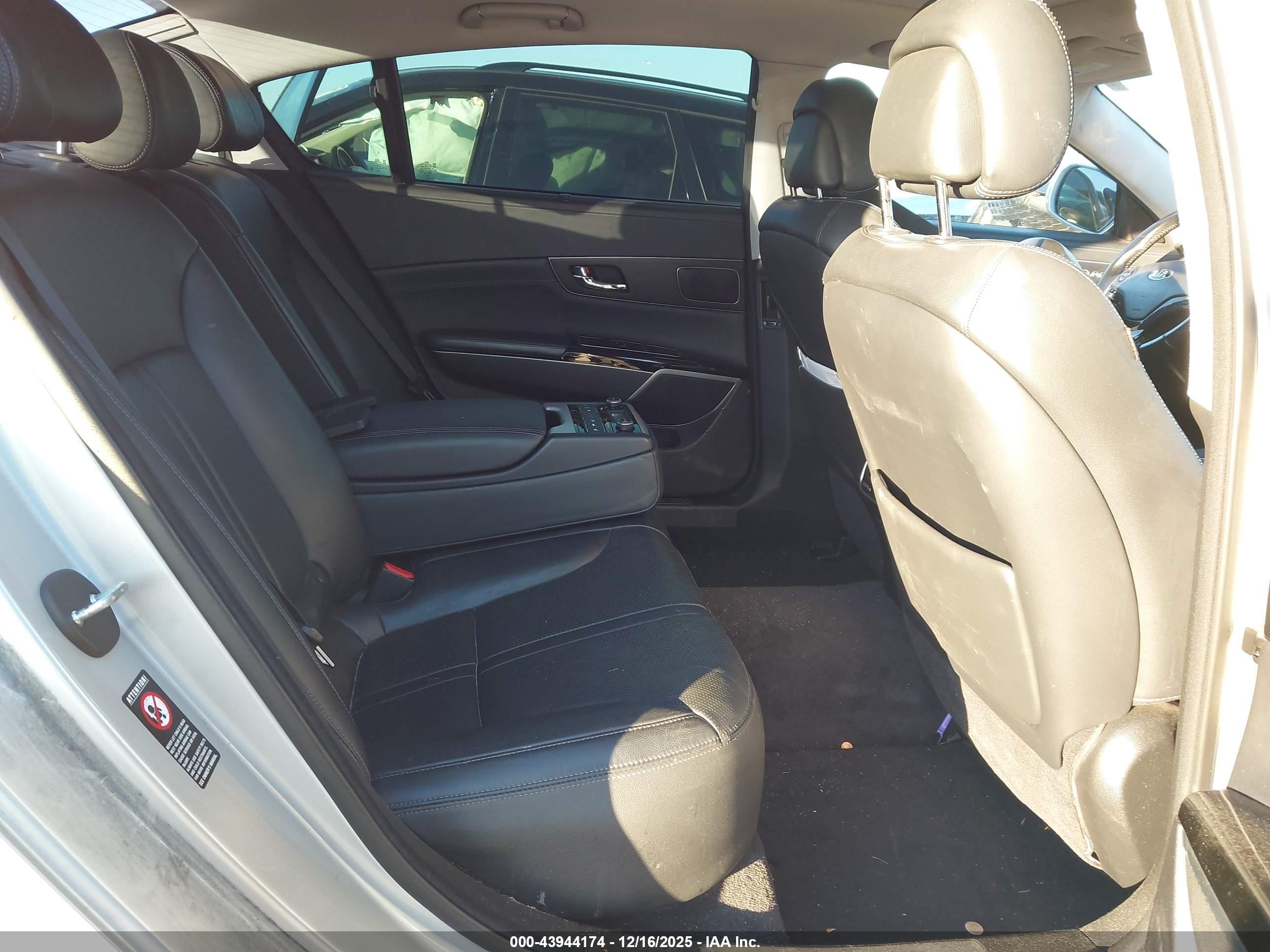 KIA K900 image 8