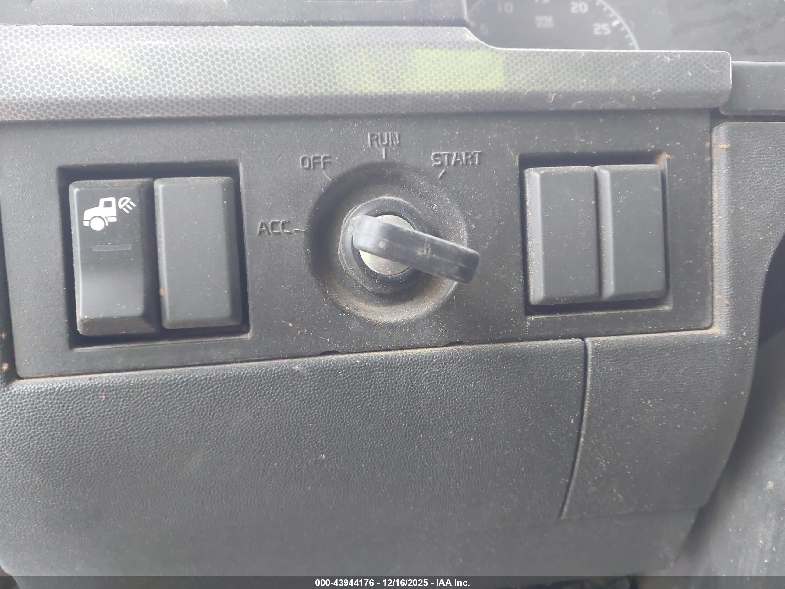VOLVO VNR image 11