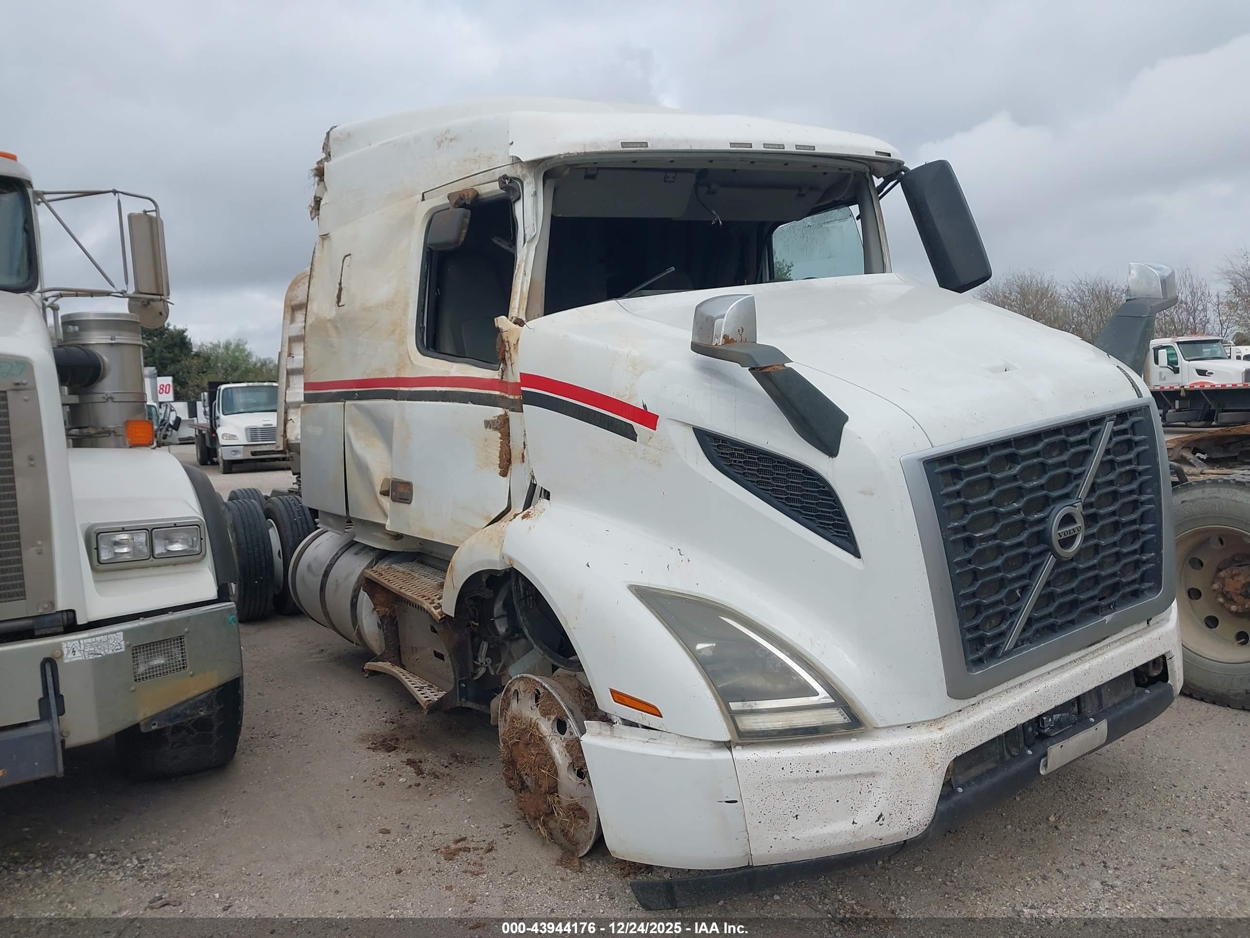 VOLVO VNR image 2