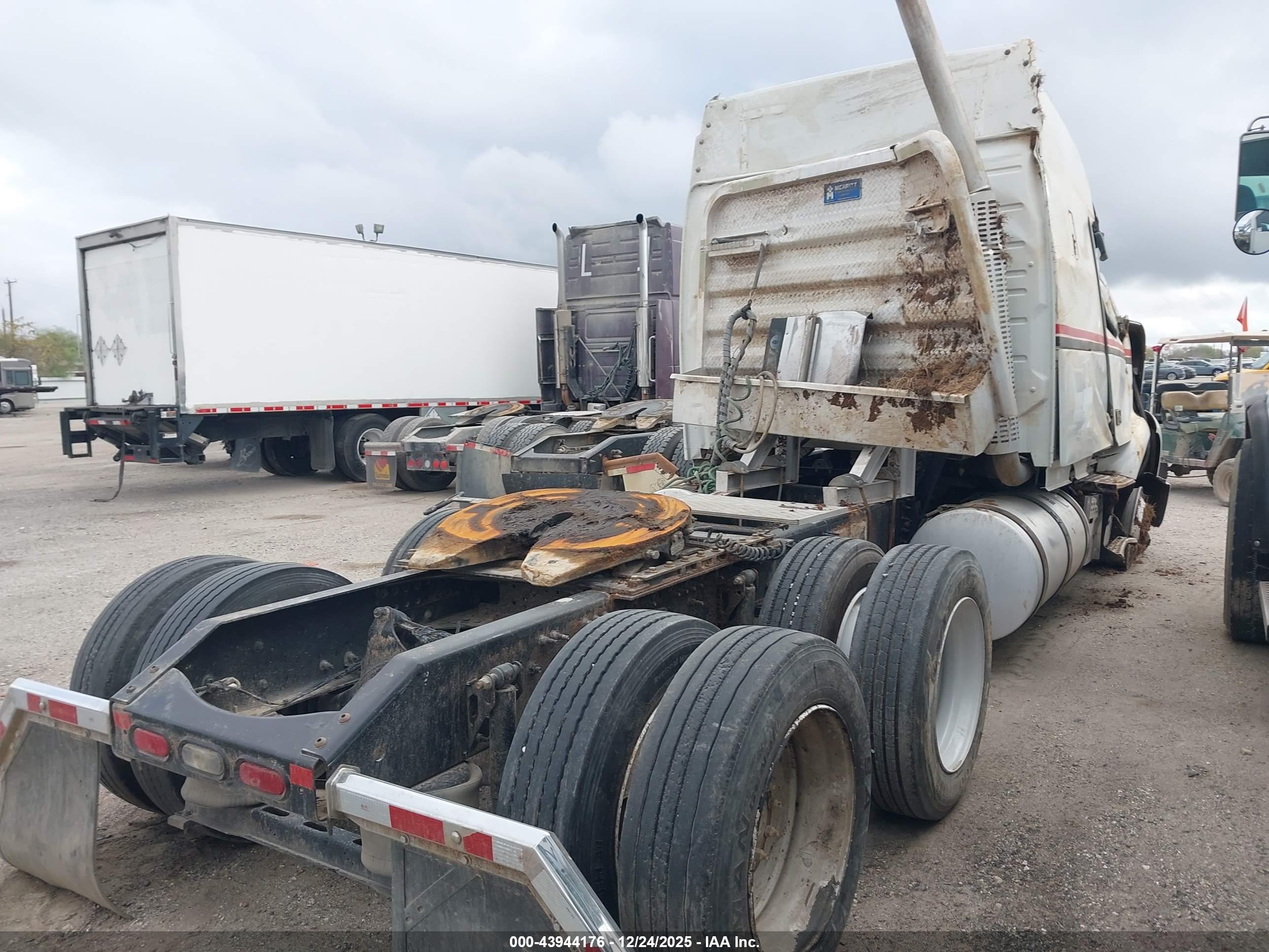 VOLVO VNR image 3
