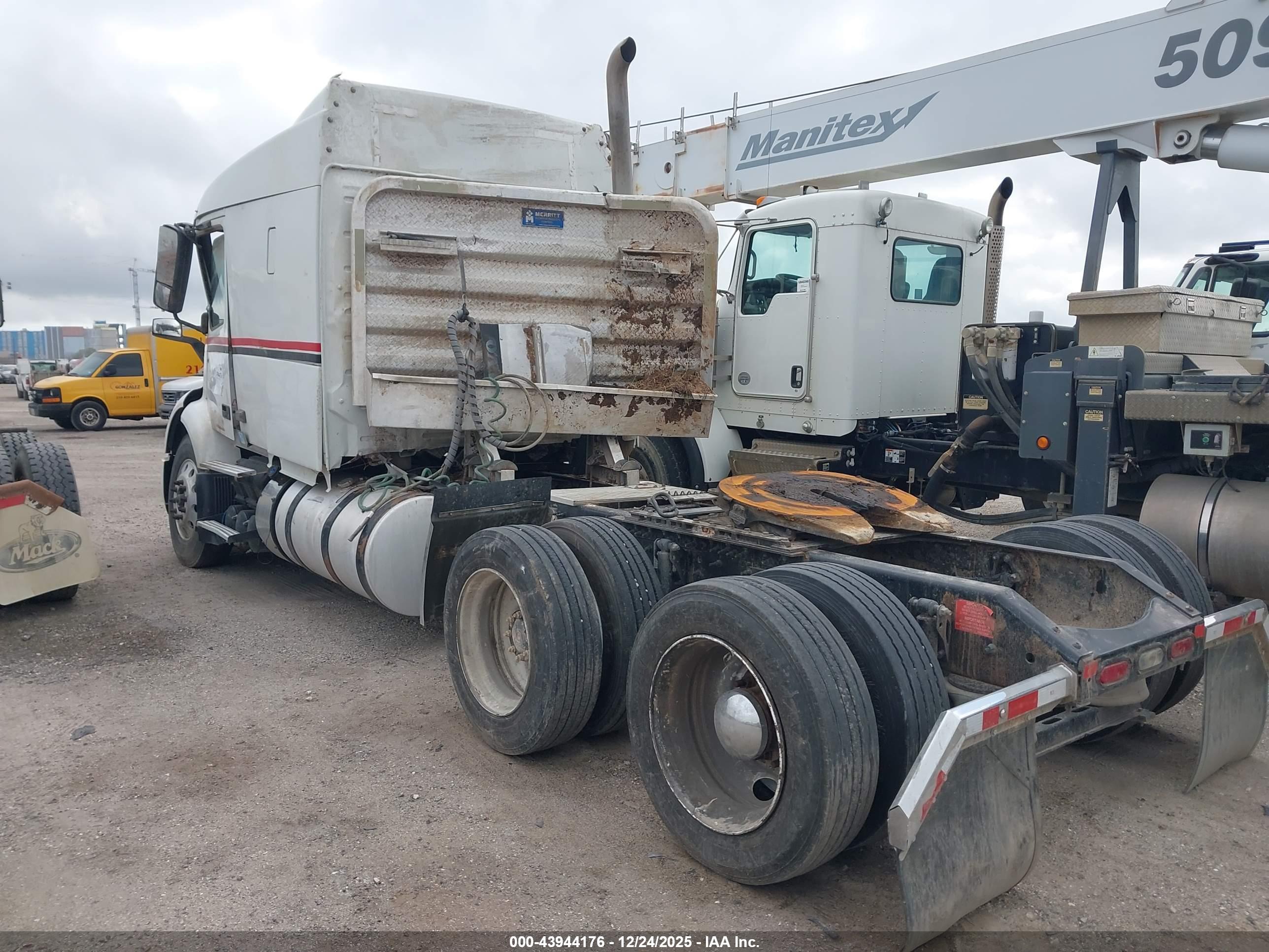 VOLVO VNR image 4