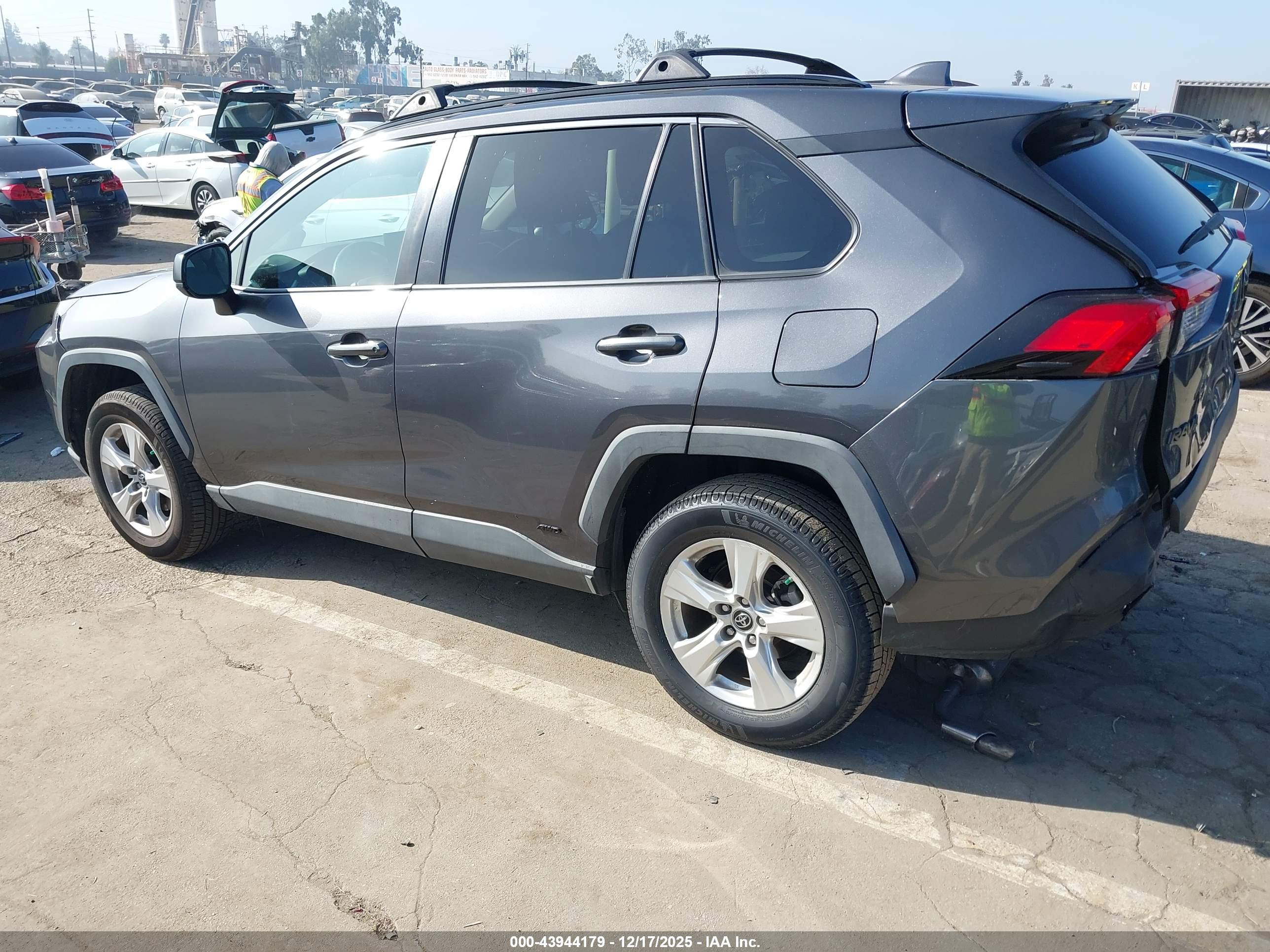 TOYOTA RAV4 image 3