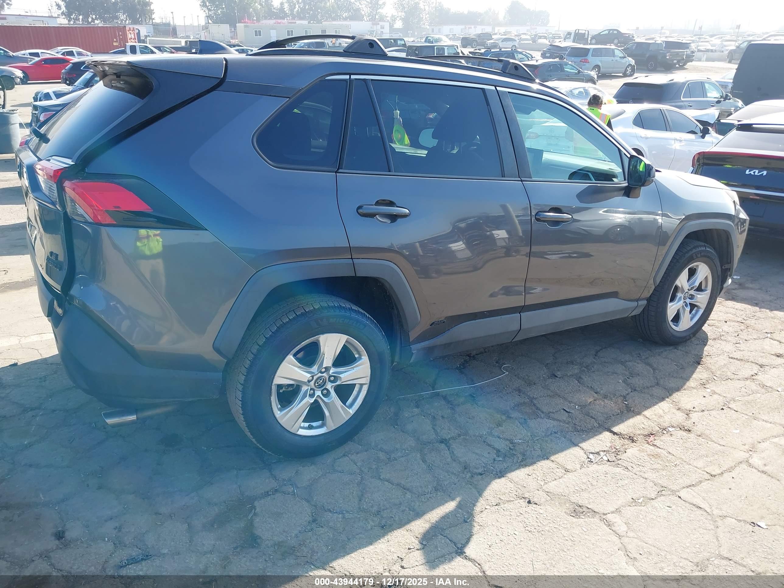 TOYOTA RAV4 image 4