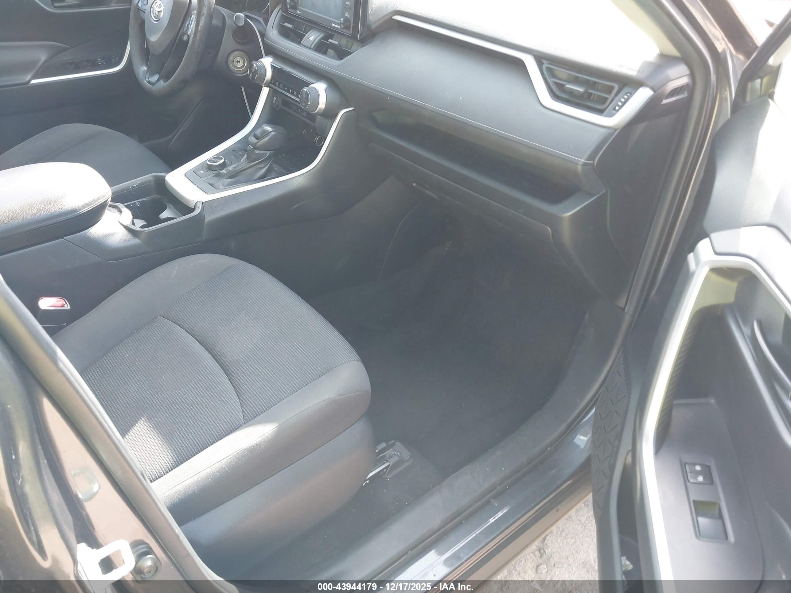 TOYOTA RAV4 image 5
