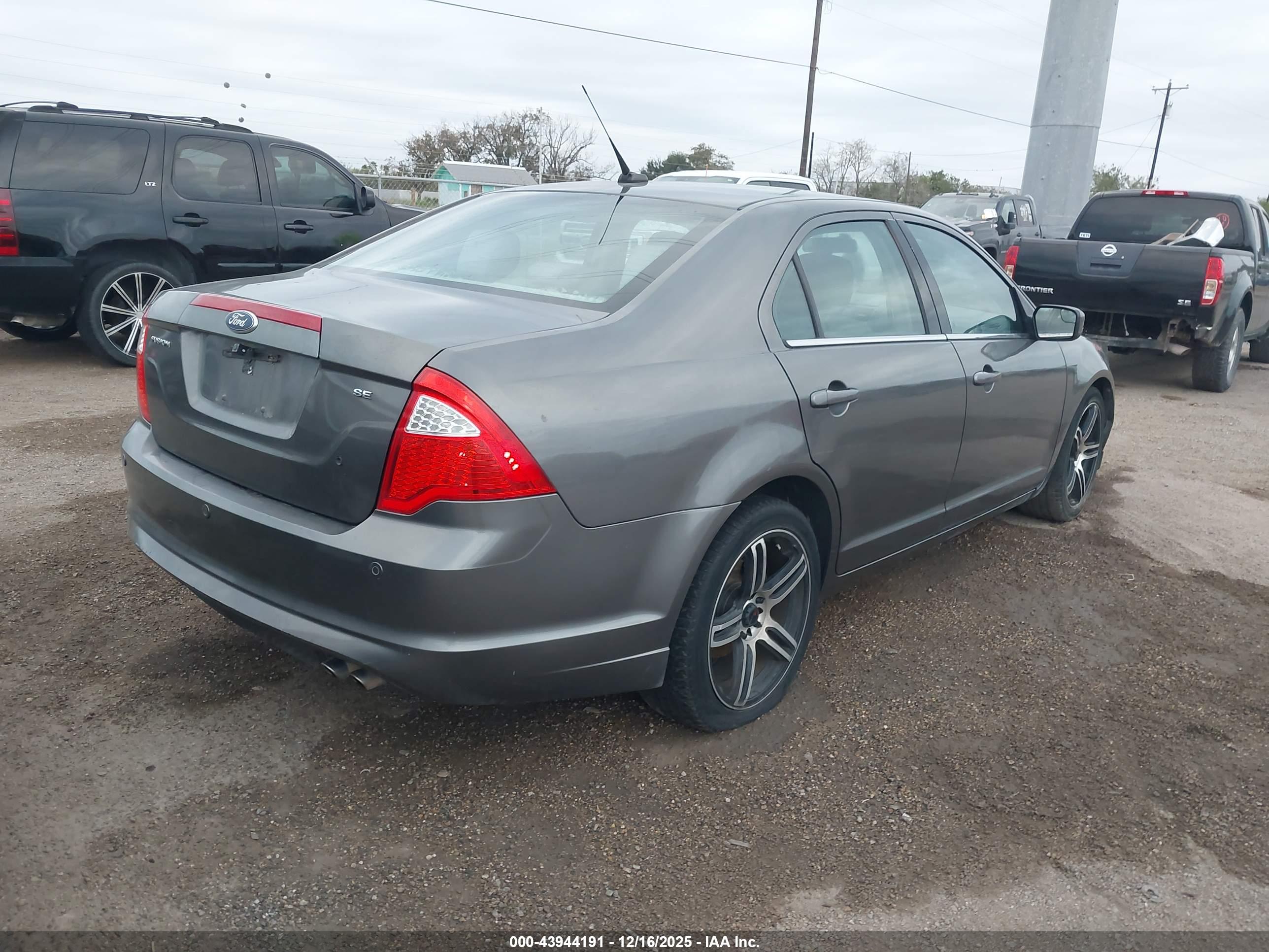 FORD FUSION image 4