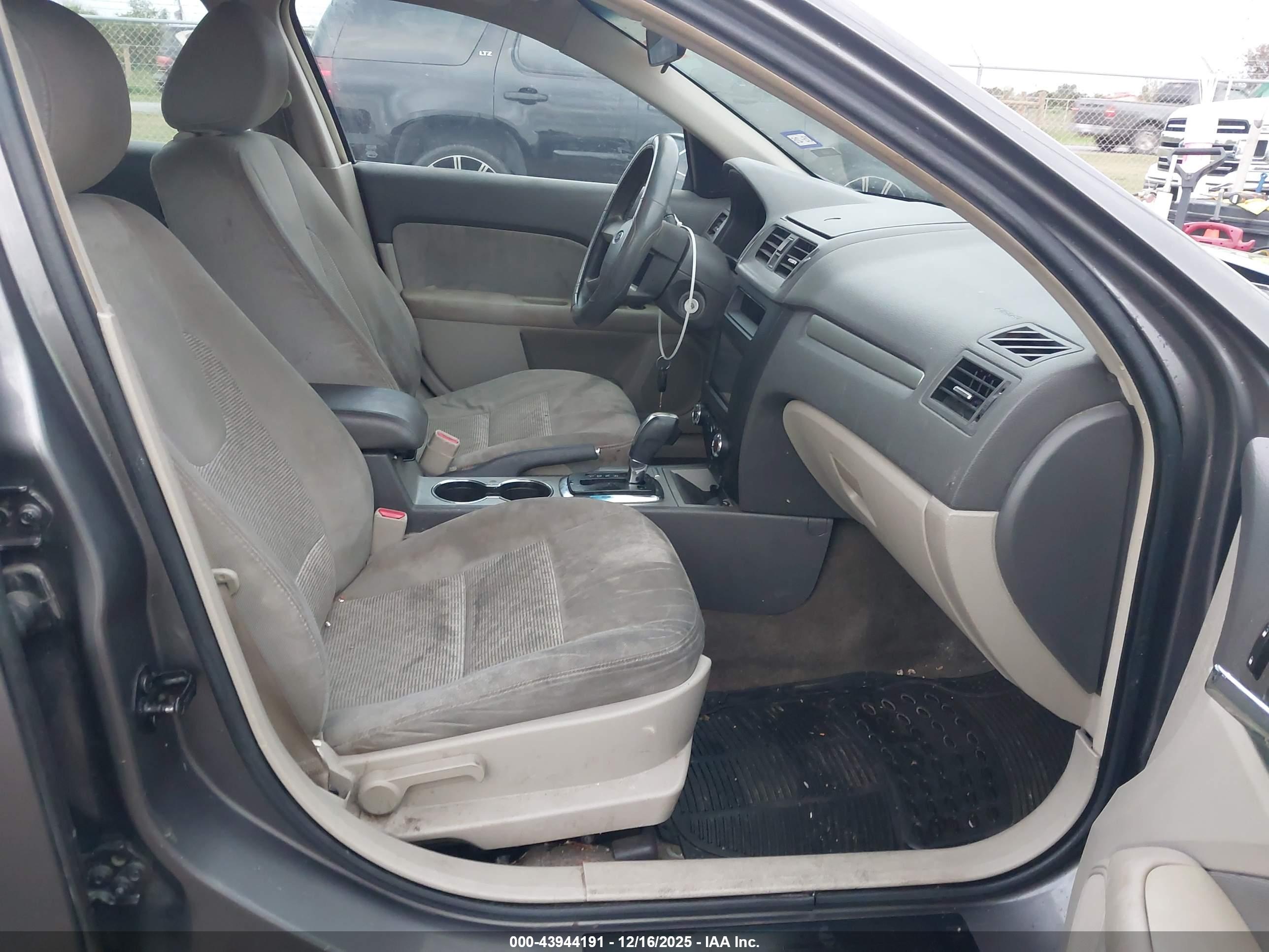 FORD FUSION image 5