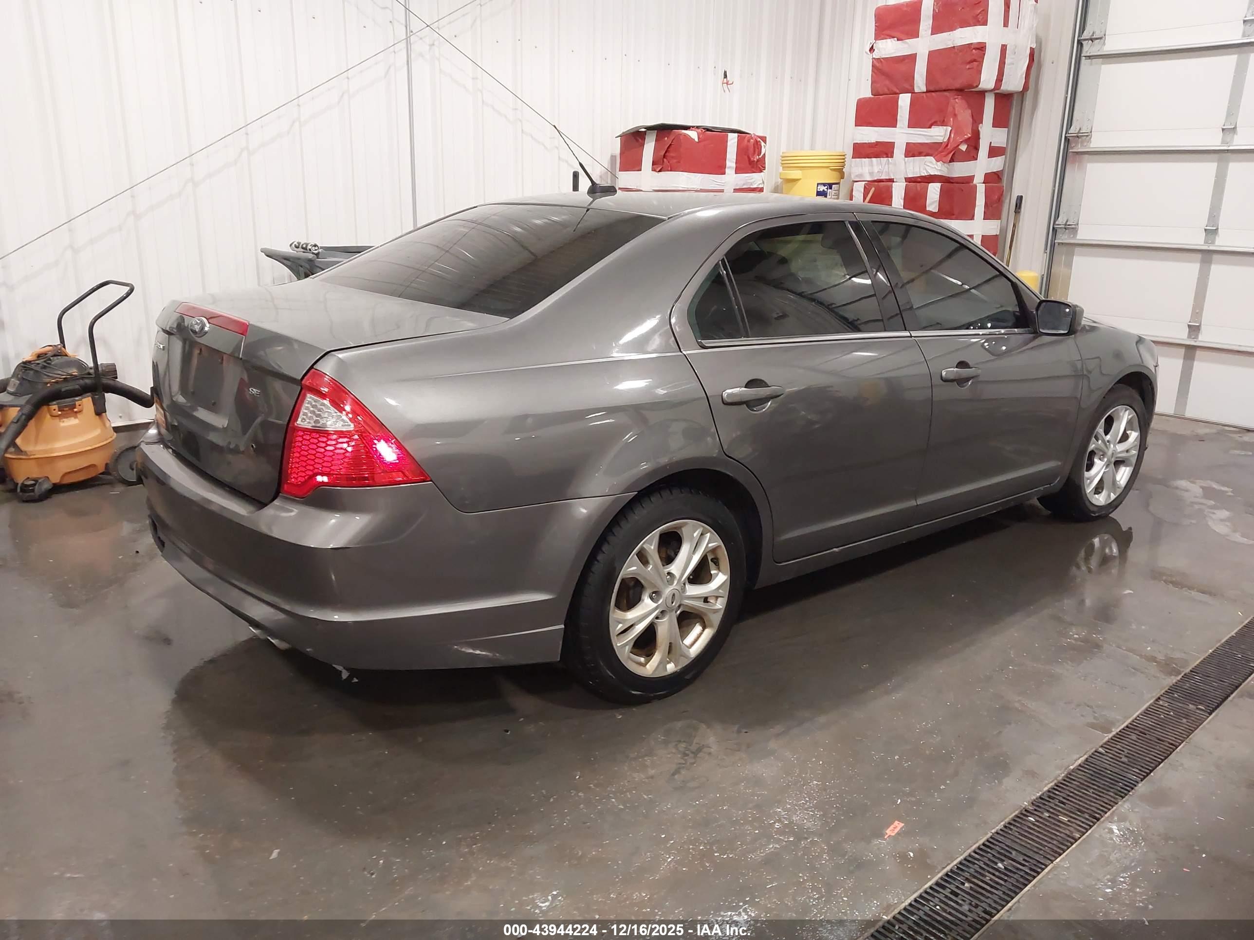 FORD FUSION image 4