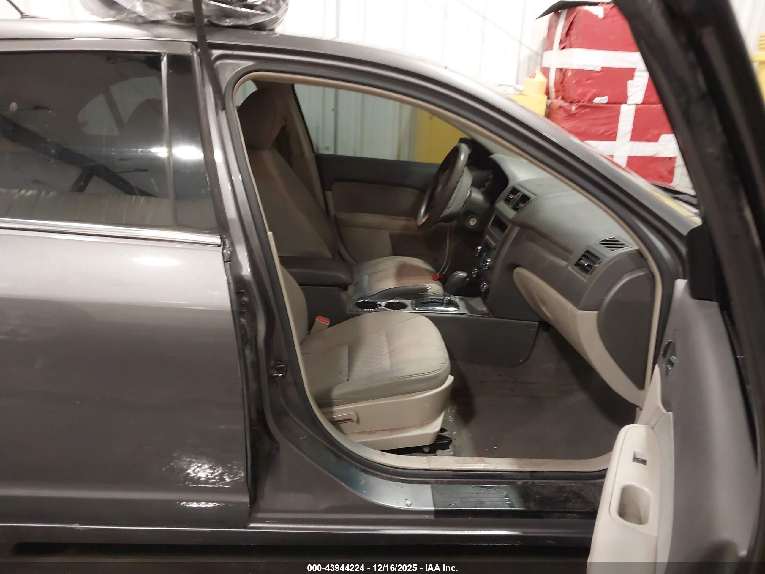 FORD FUSION image 5