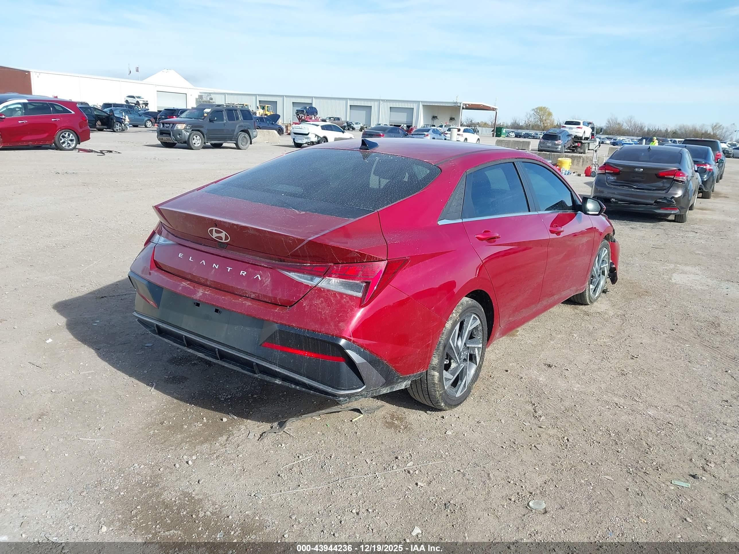 HYUNDAI ELANTRA image 4