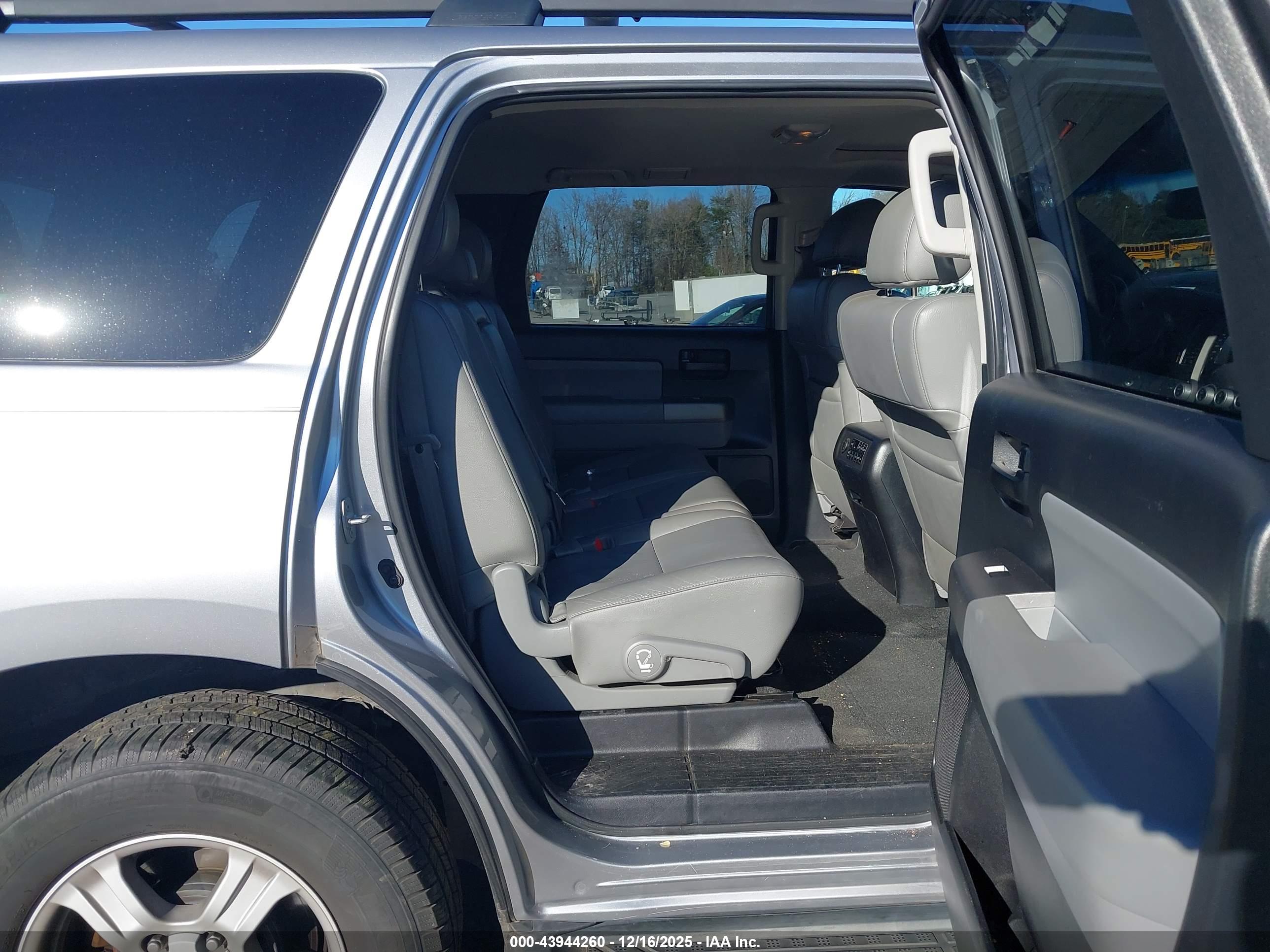 TOYOTA SEQUOIA image 8