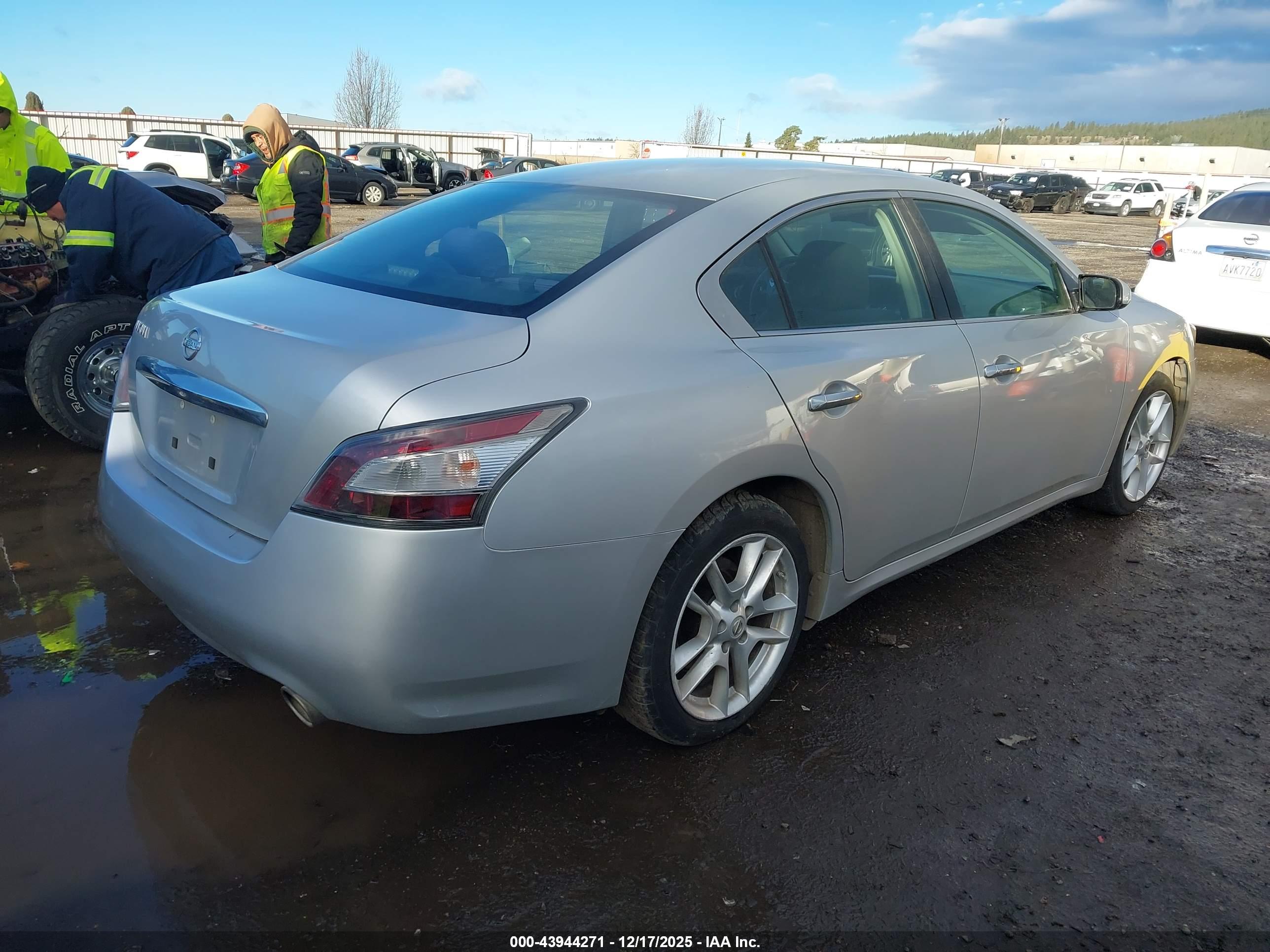 NISSAN MAXIMA image 4