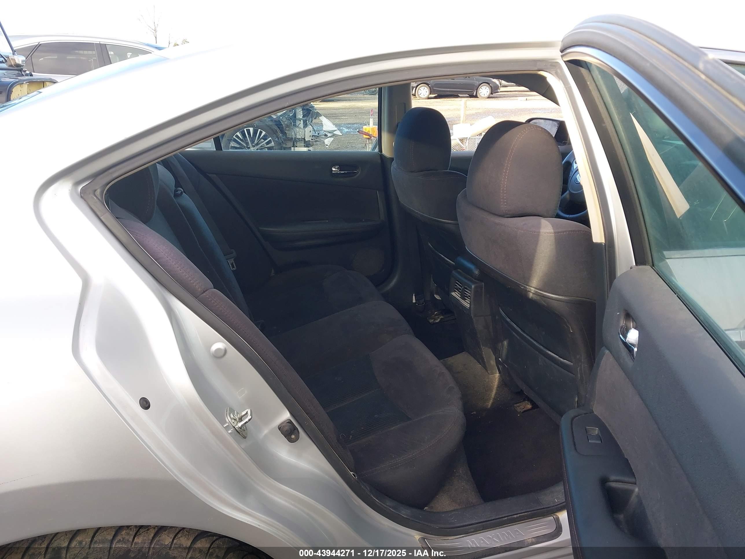 NISSAN MAXIMA image 8