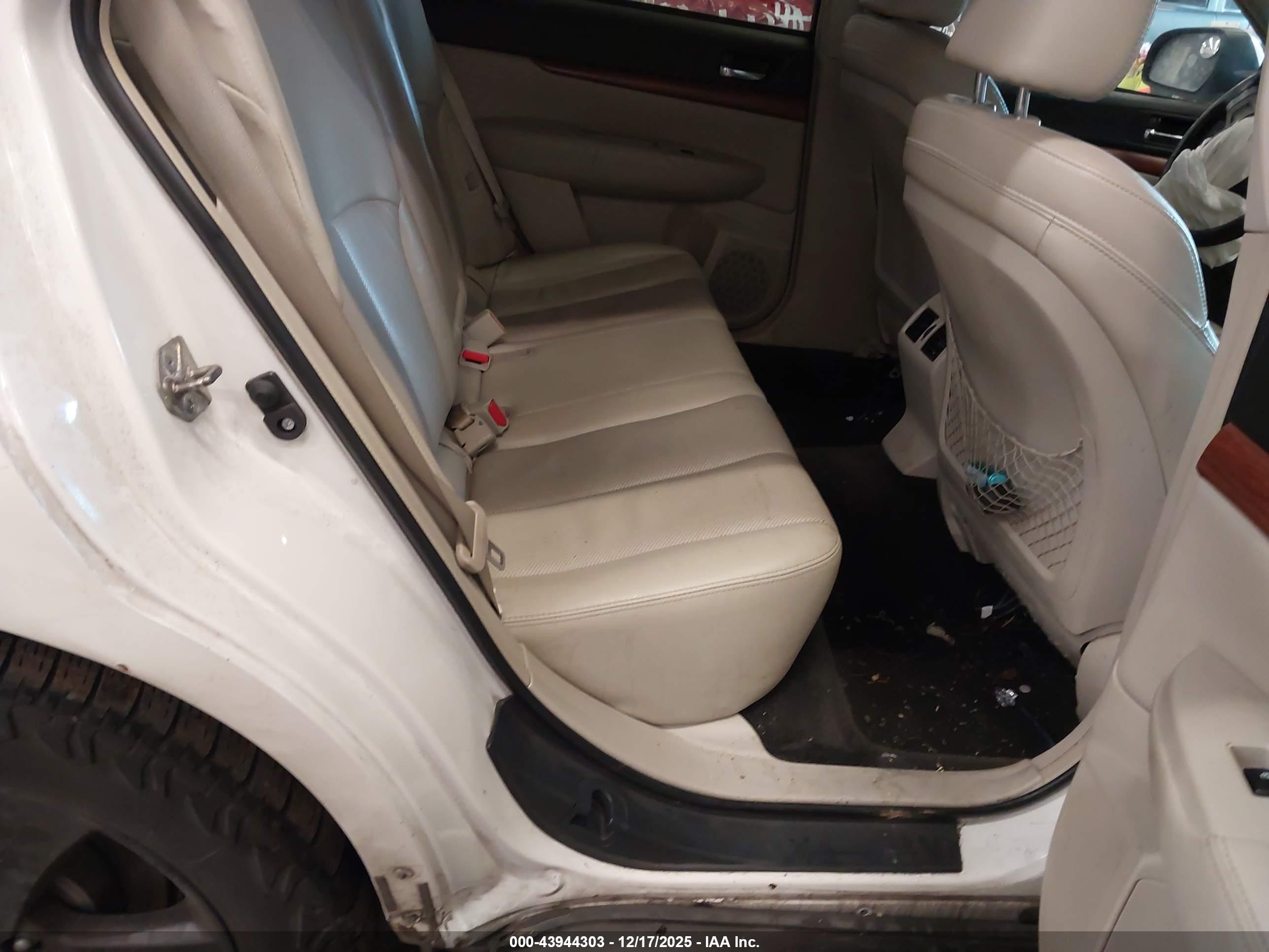 SUBARU OUTBACK image 8