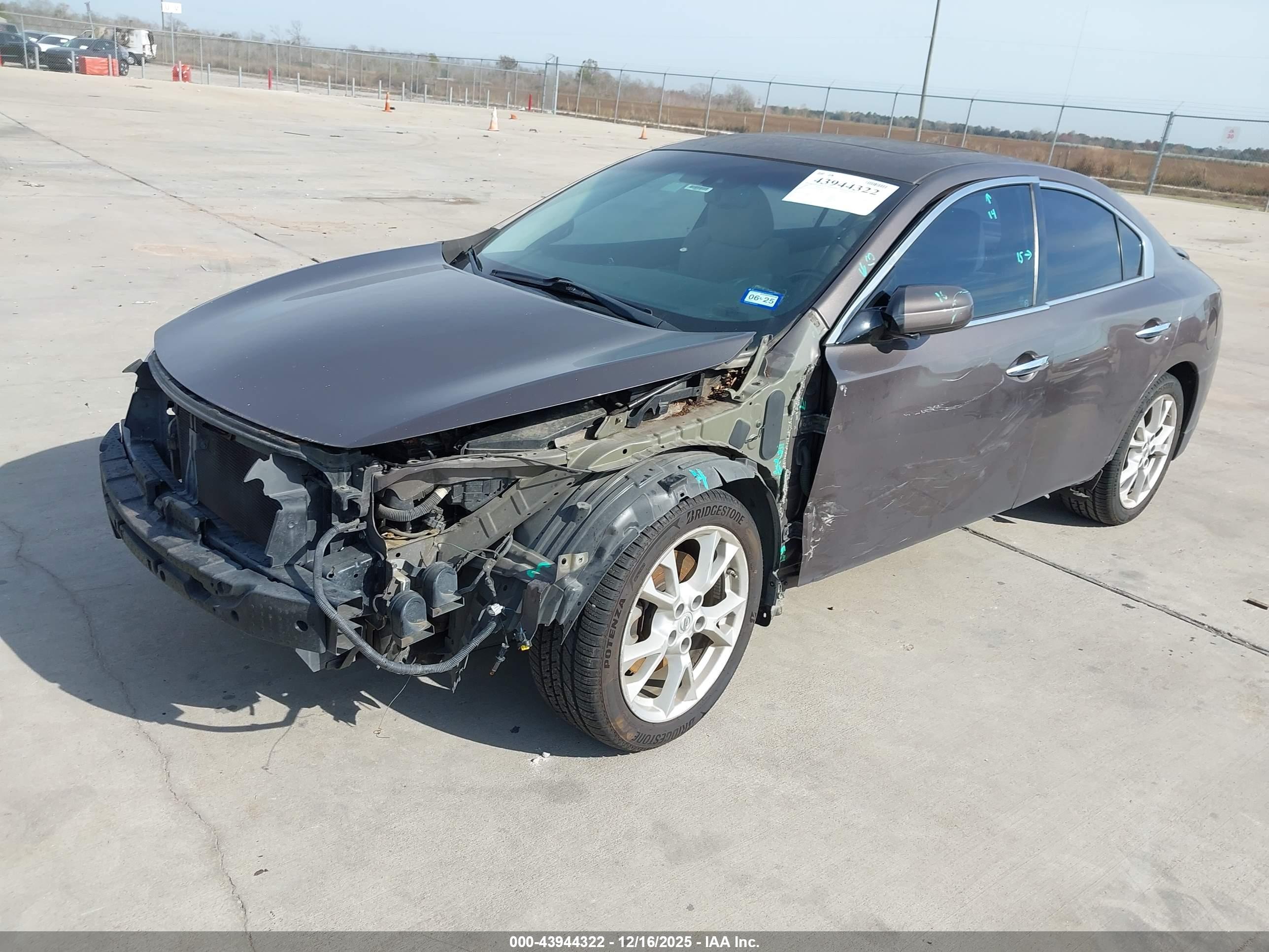 NISSAN MAXIMA image 2