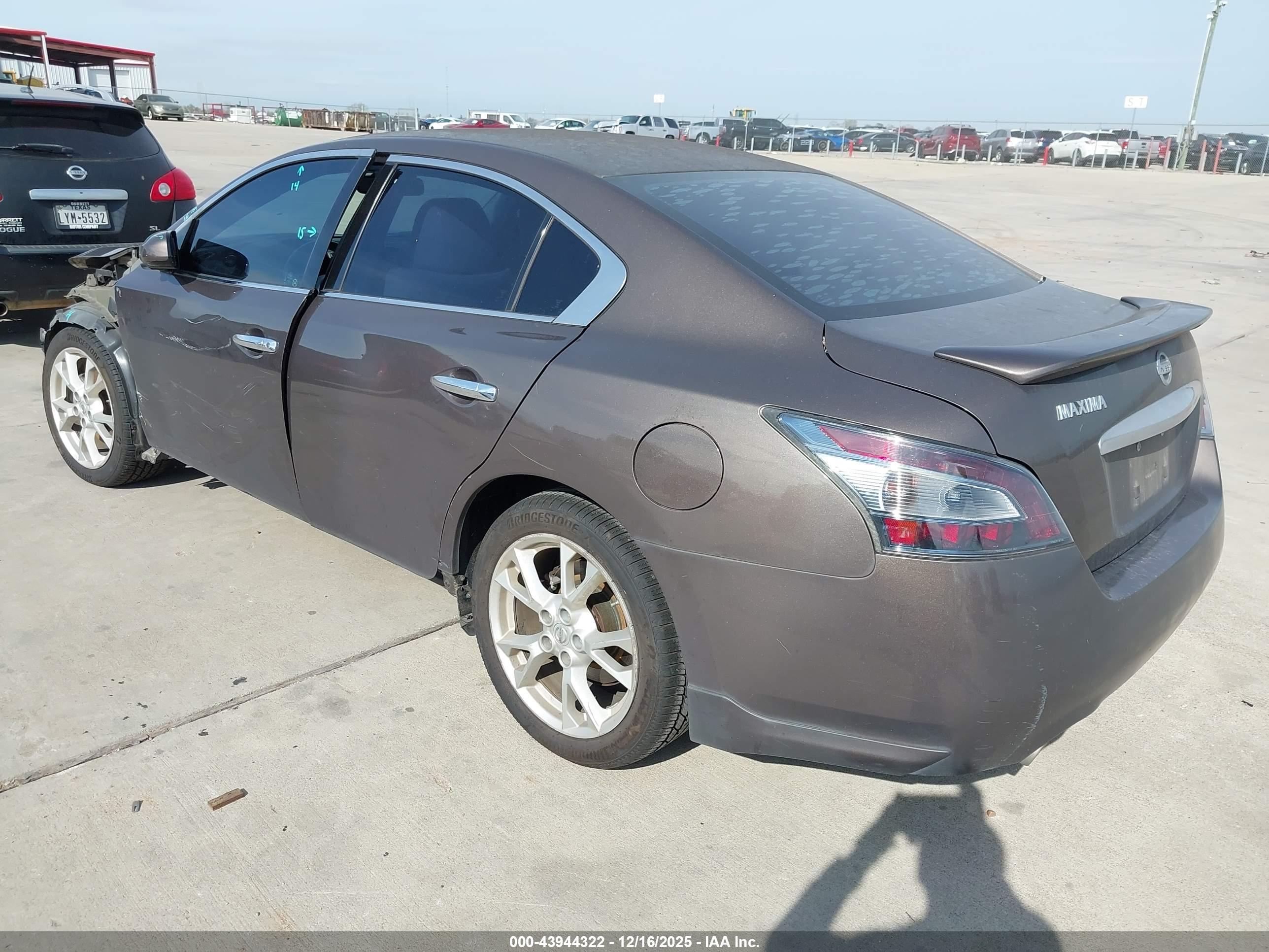 NISSAN MAXIMA image 3