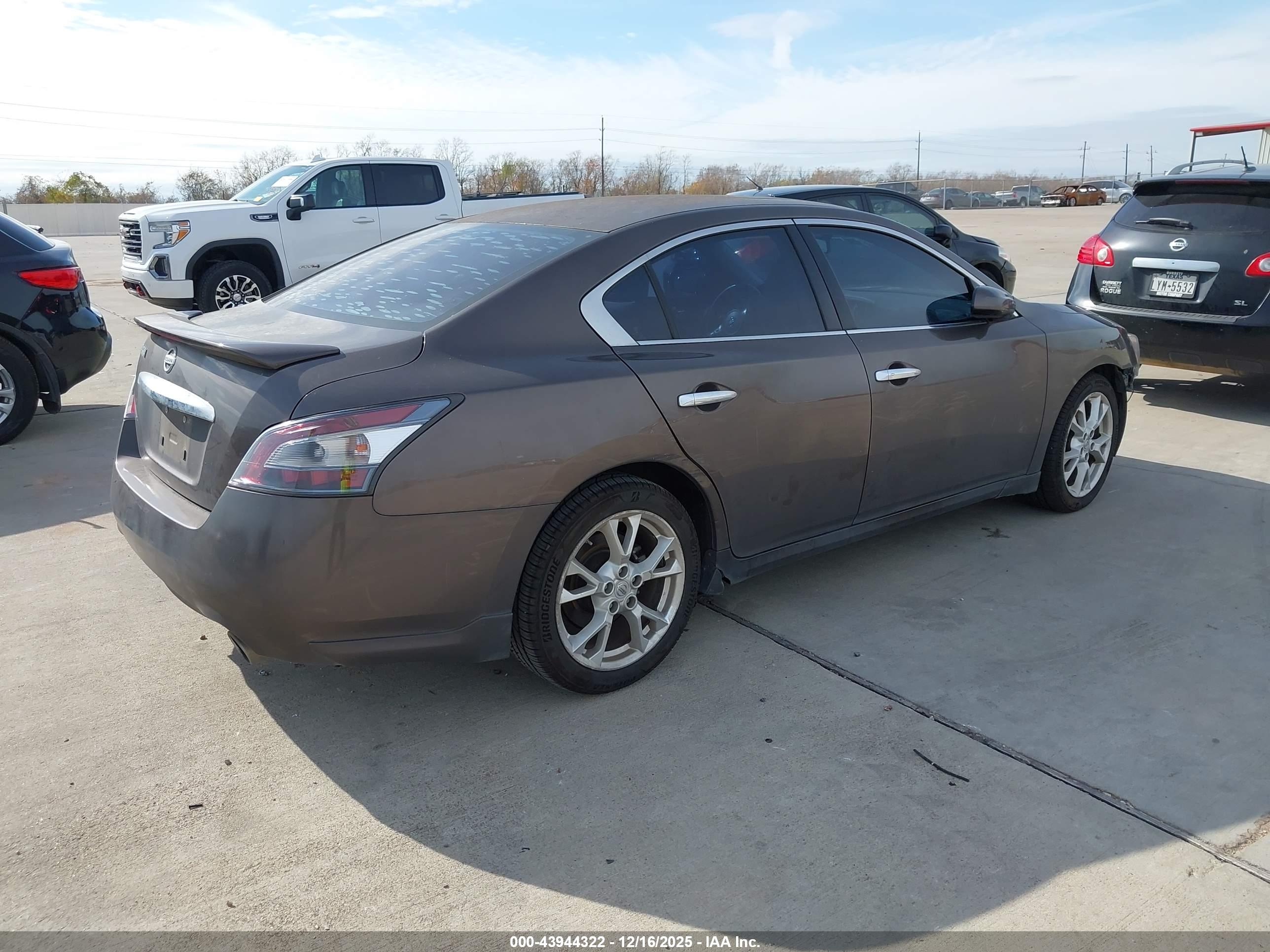 NISSAN MAXIMA image 4