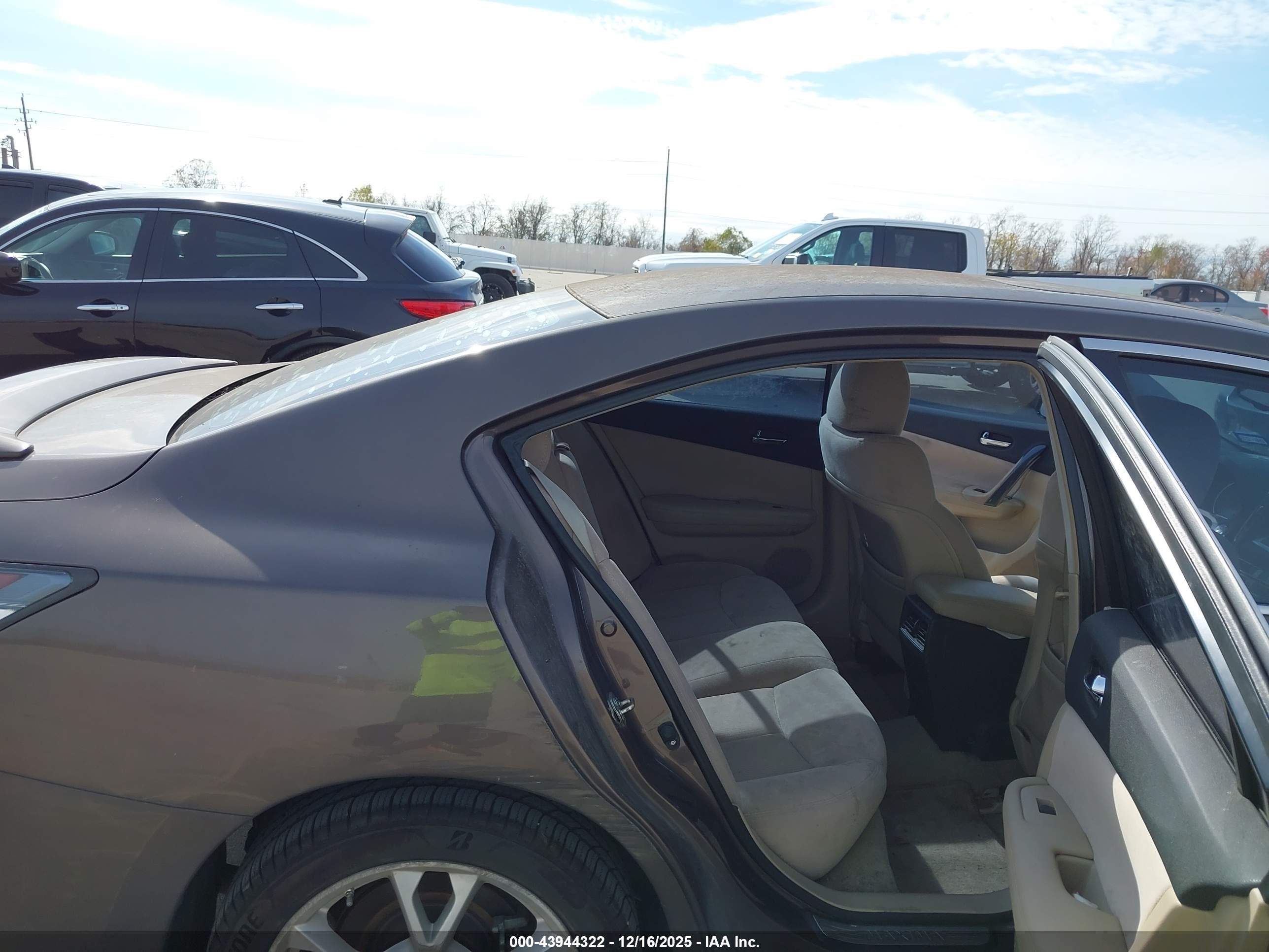 NISSAN MAXIMA image 8