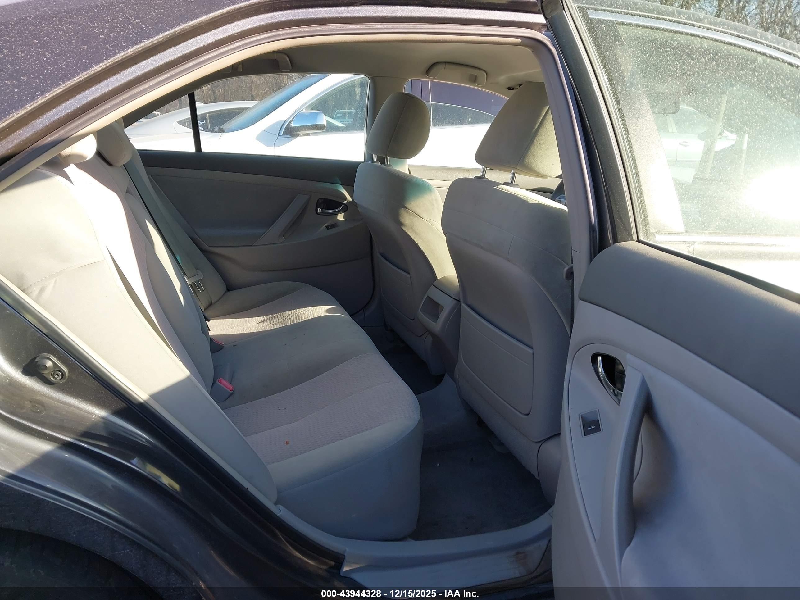 TOYOTA CAMRY image 8