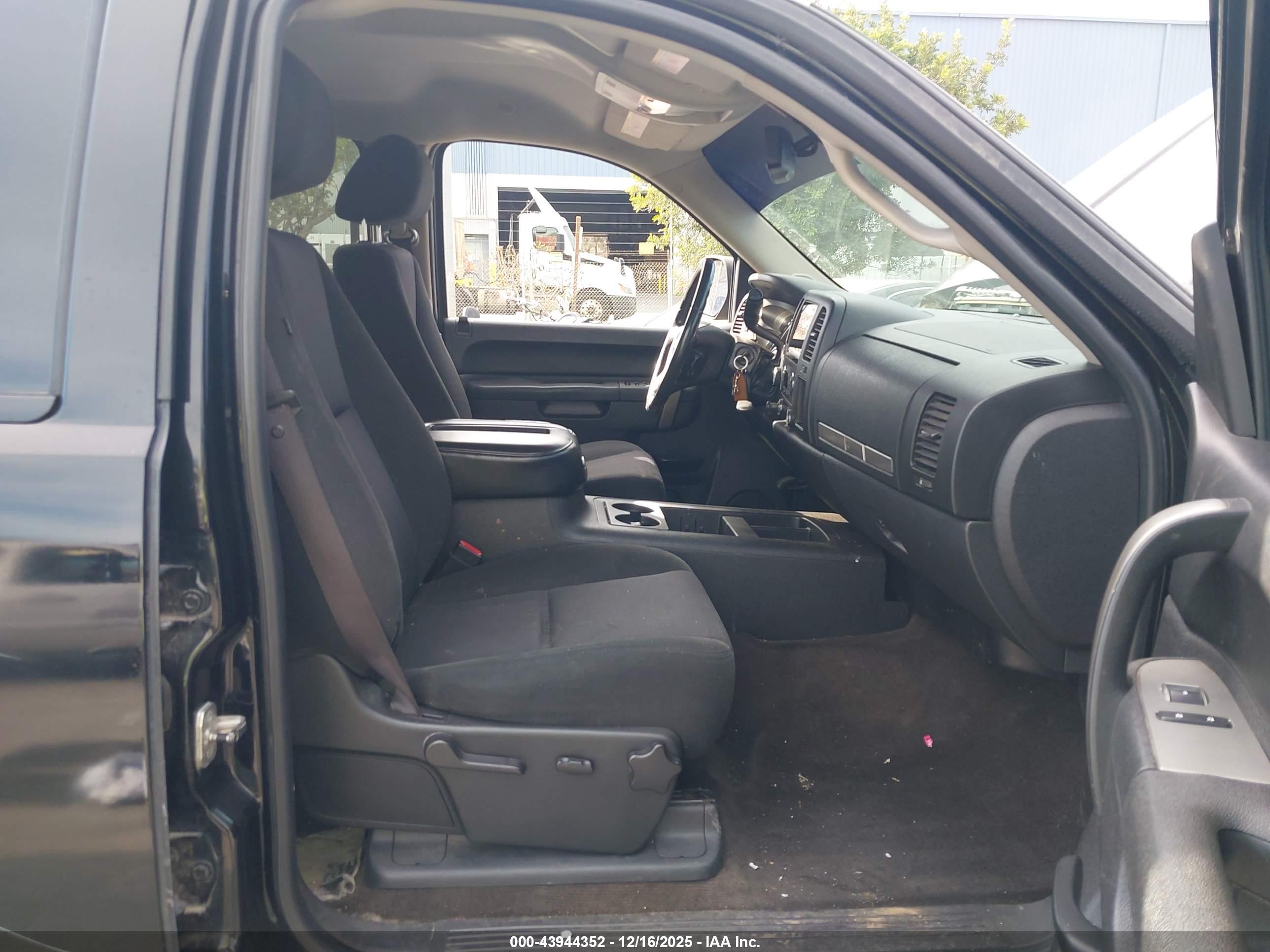CHEVROLET SILVERADO image 5
