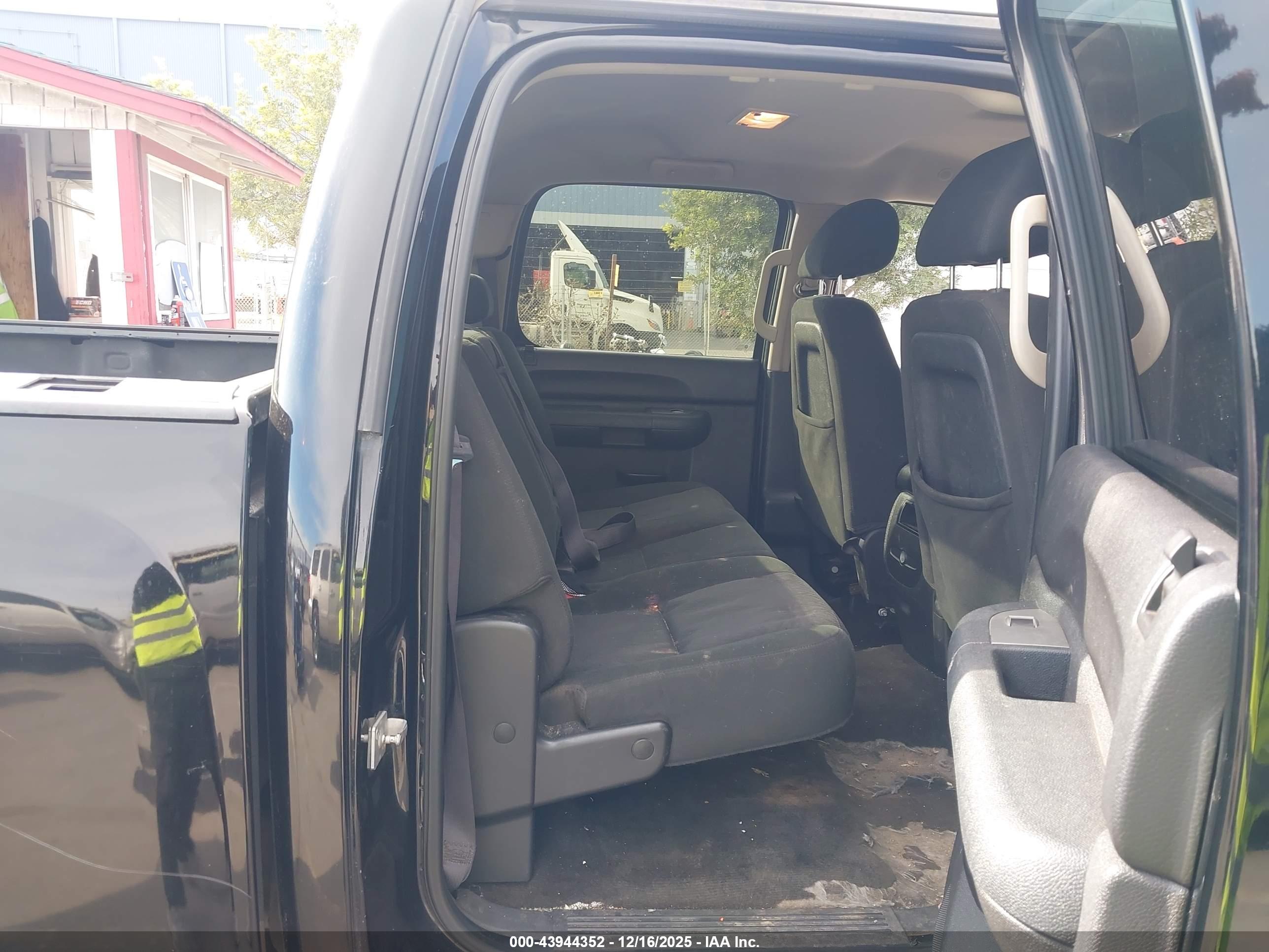 CHEVROLET SILVERADO image 8