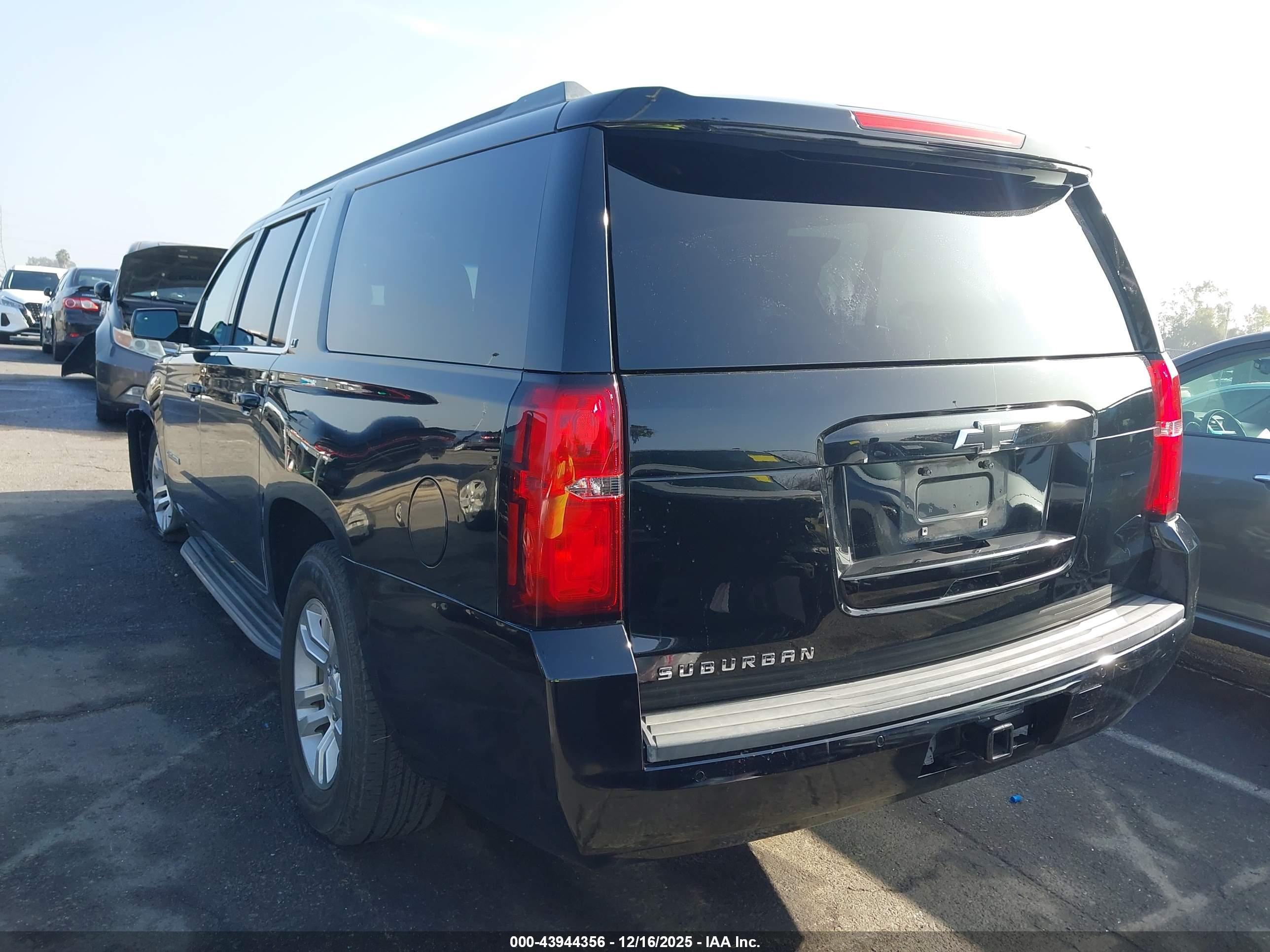 CHEVROLET SUBURBAN image 3