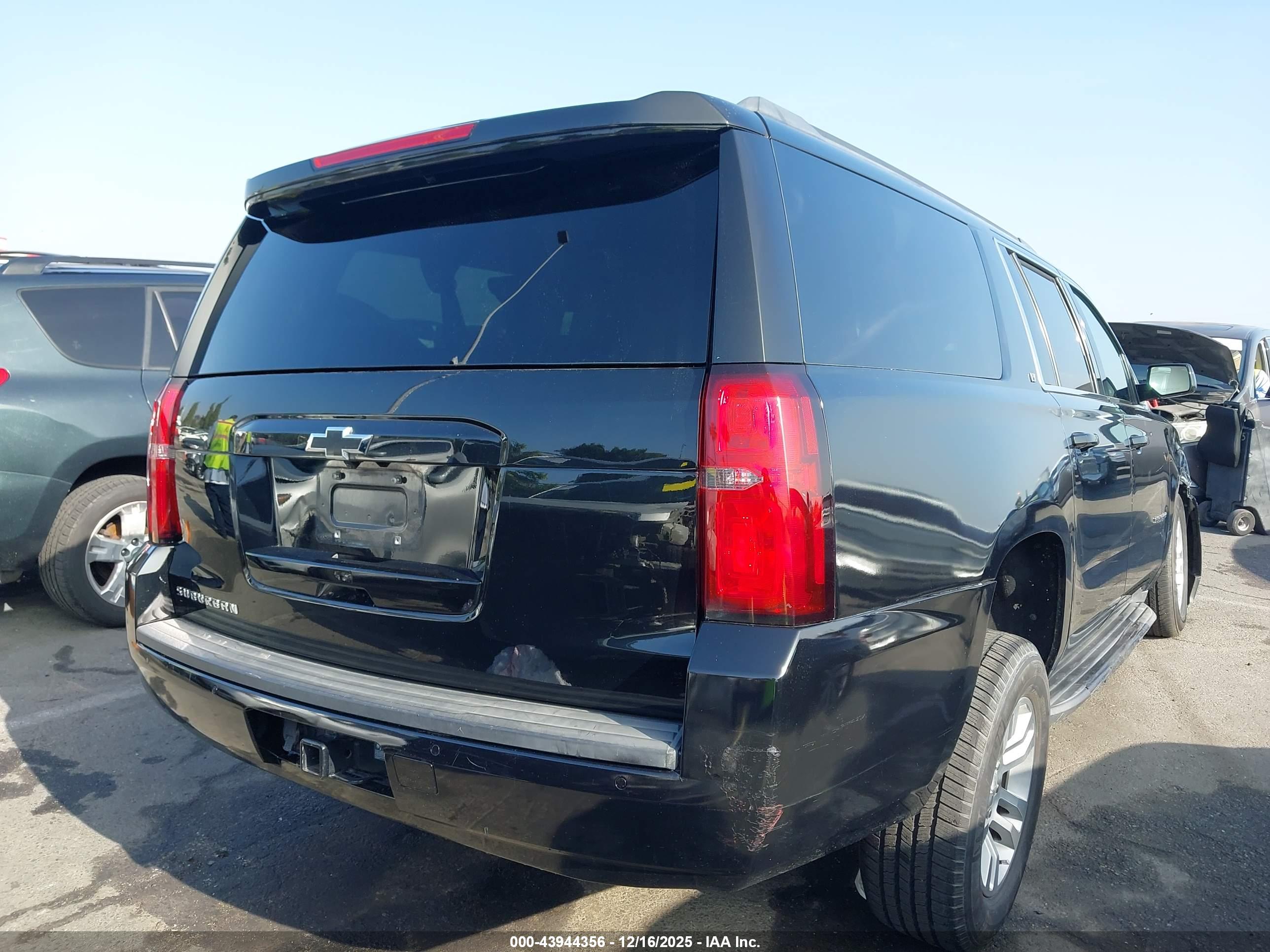 CHEVROLET SUBURBAN image 4