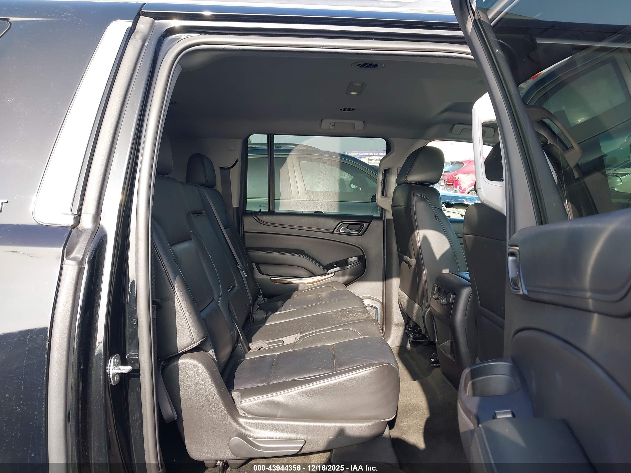 CHEVROLET SUBURBAN image 8