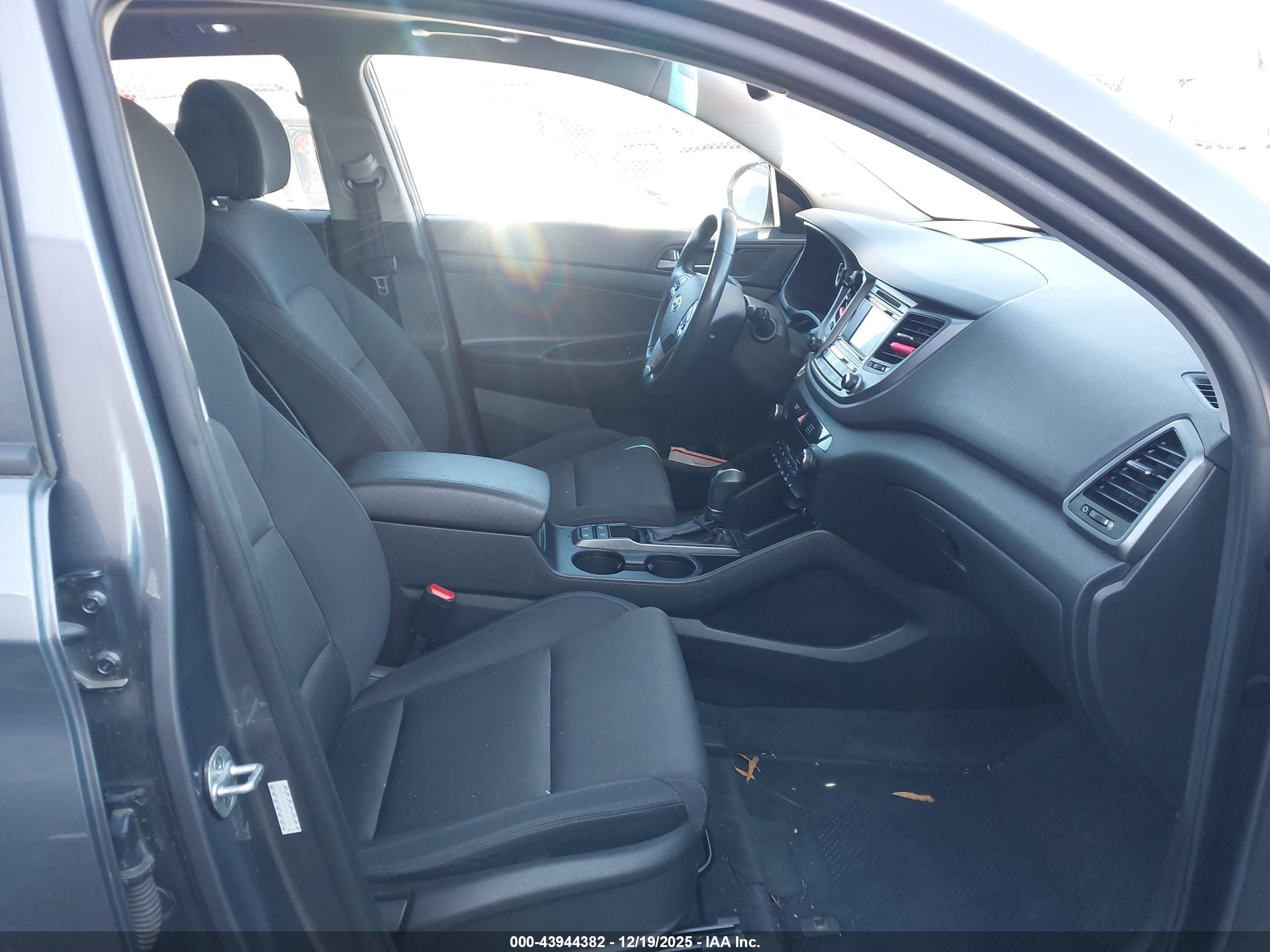 HYUNDAI TUCSON image 5