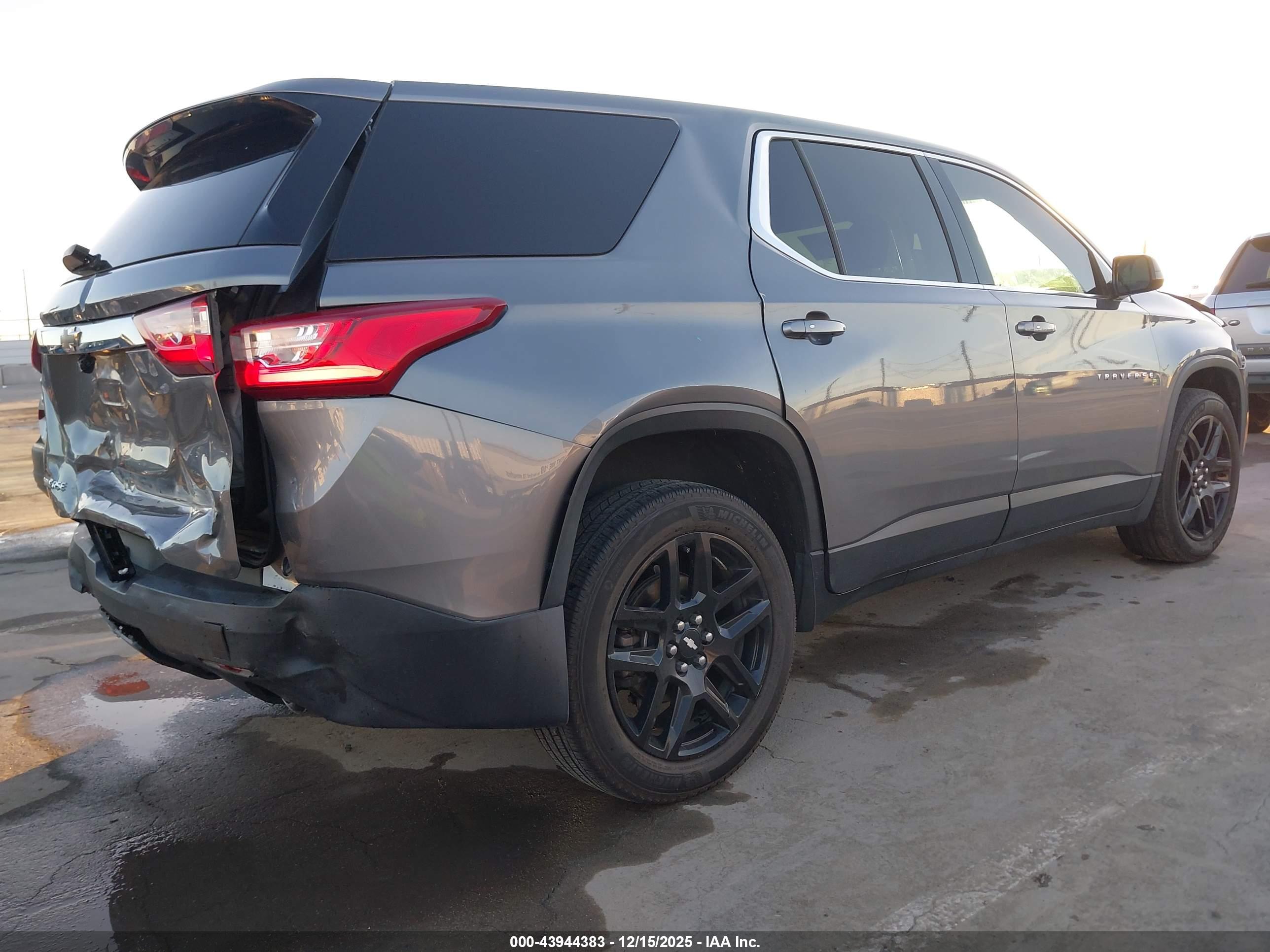 CHEVROLET TRAVERSE image 4