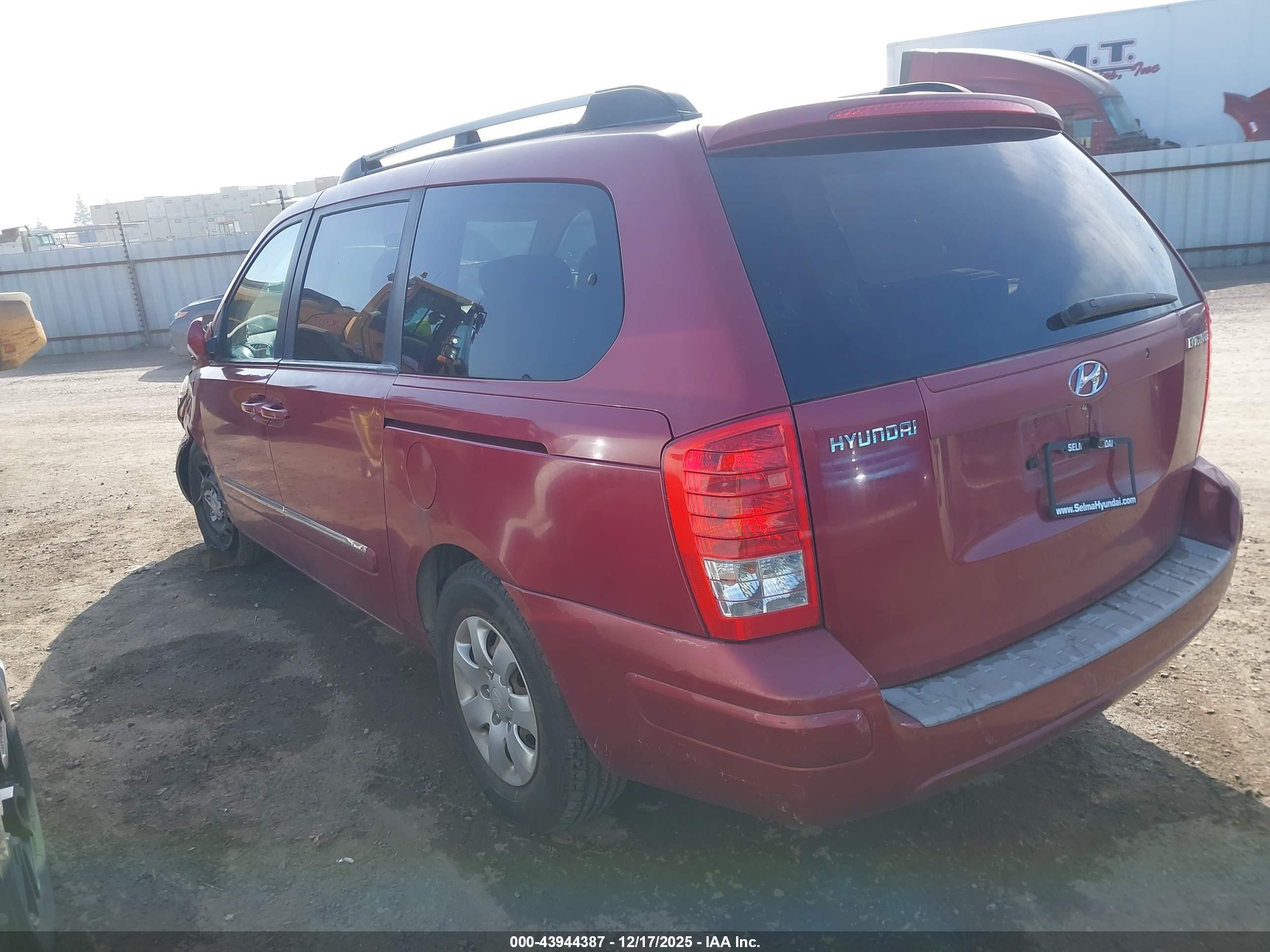 HYUNDAI ENTOURAGE image 3