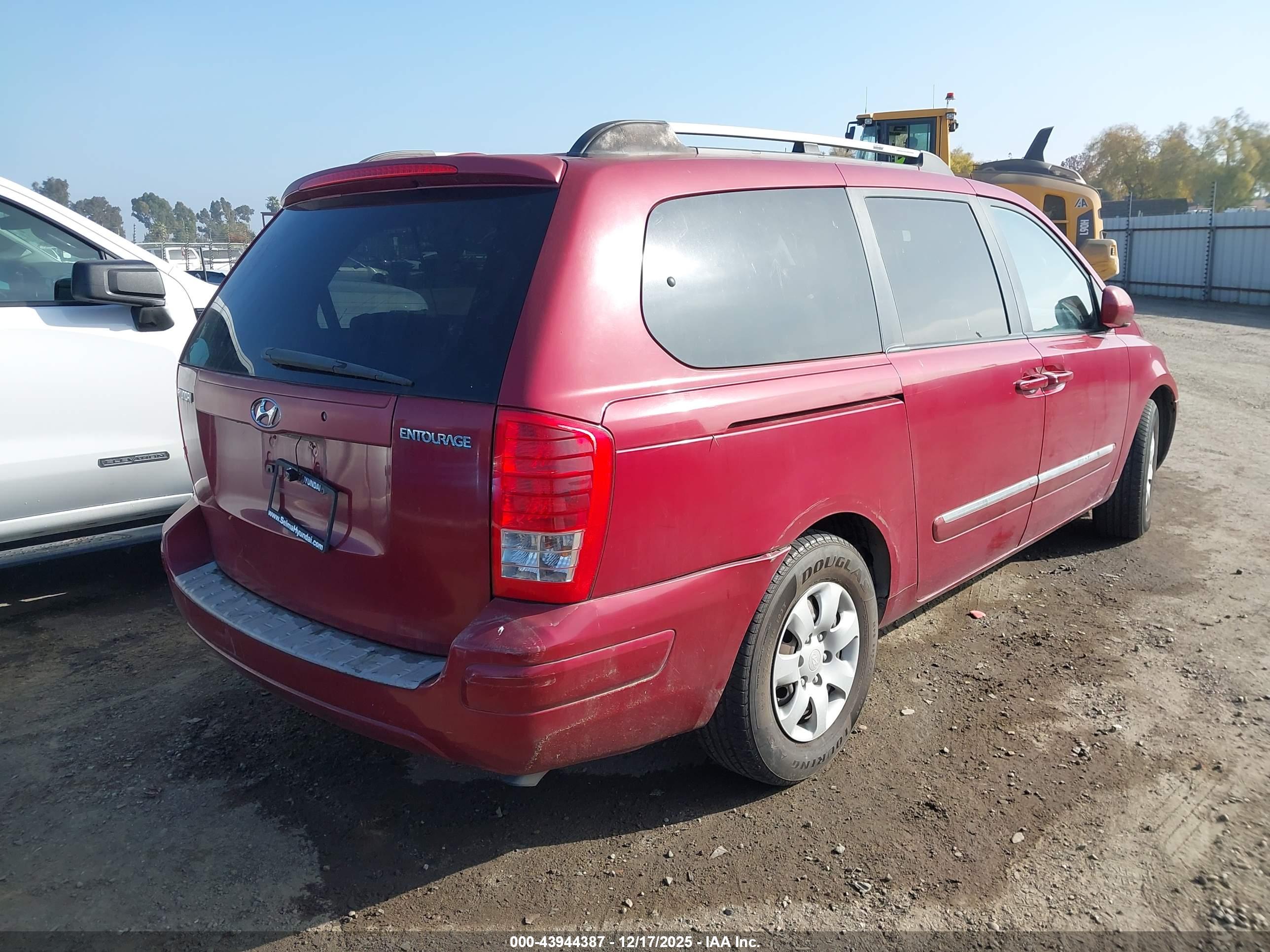 HYUNDAI ENTOURAGE image 4