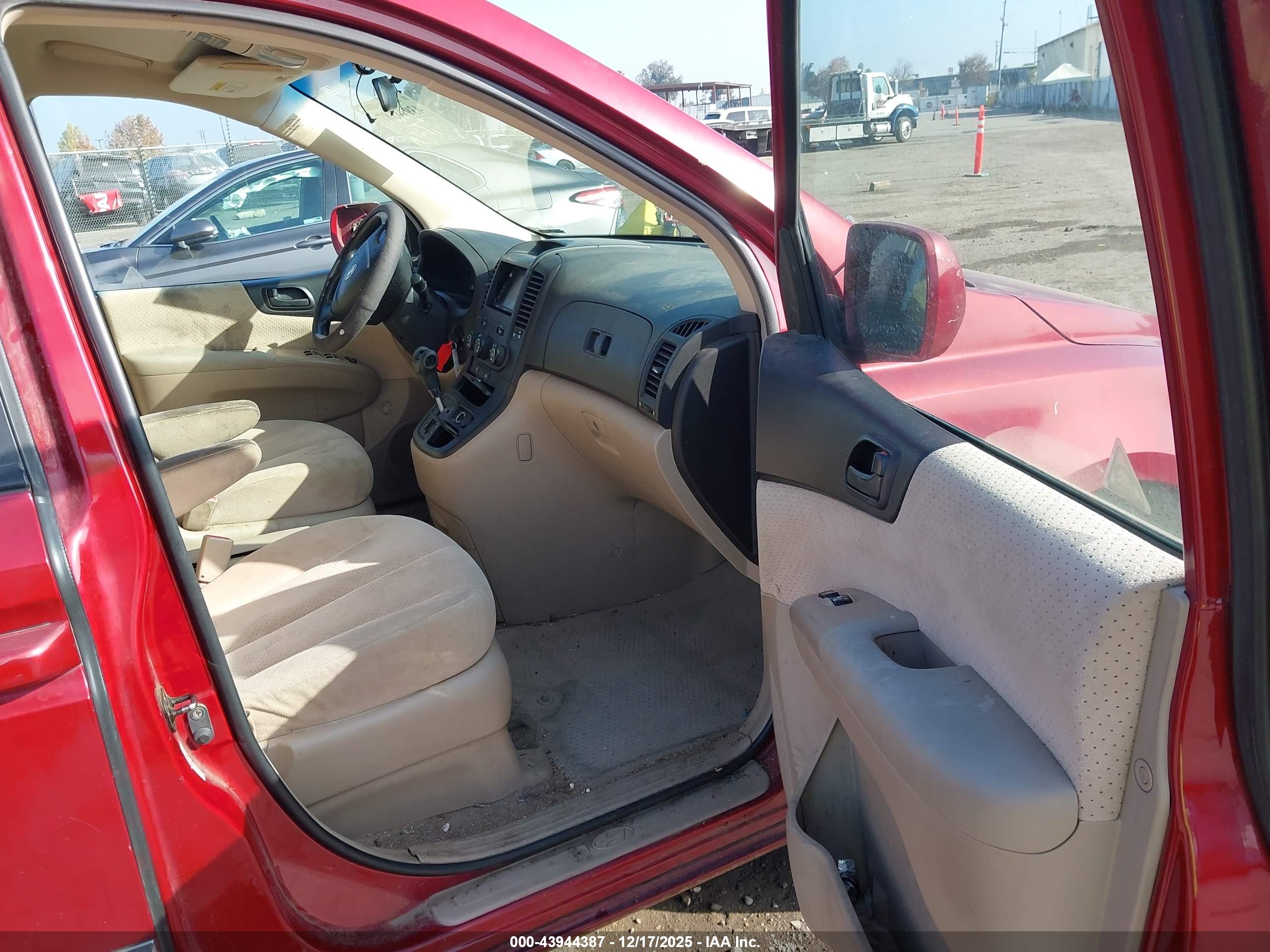 HYUNDAI ENTOURAGE image 5